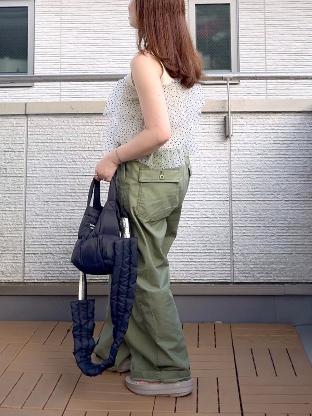ホワイト系のニット/セーター、グリーン系のカーゴパンツを着用したレディースの夏コーディネートの2枚目の写真