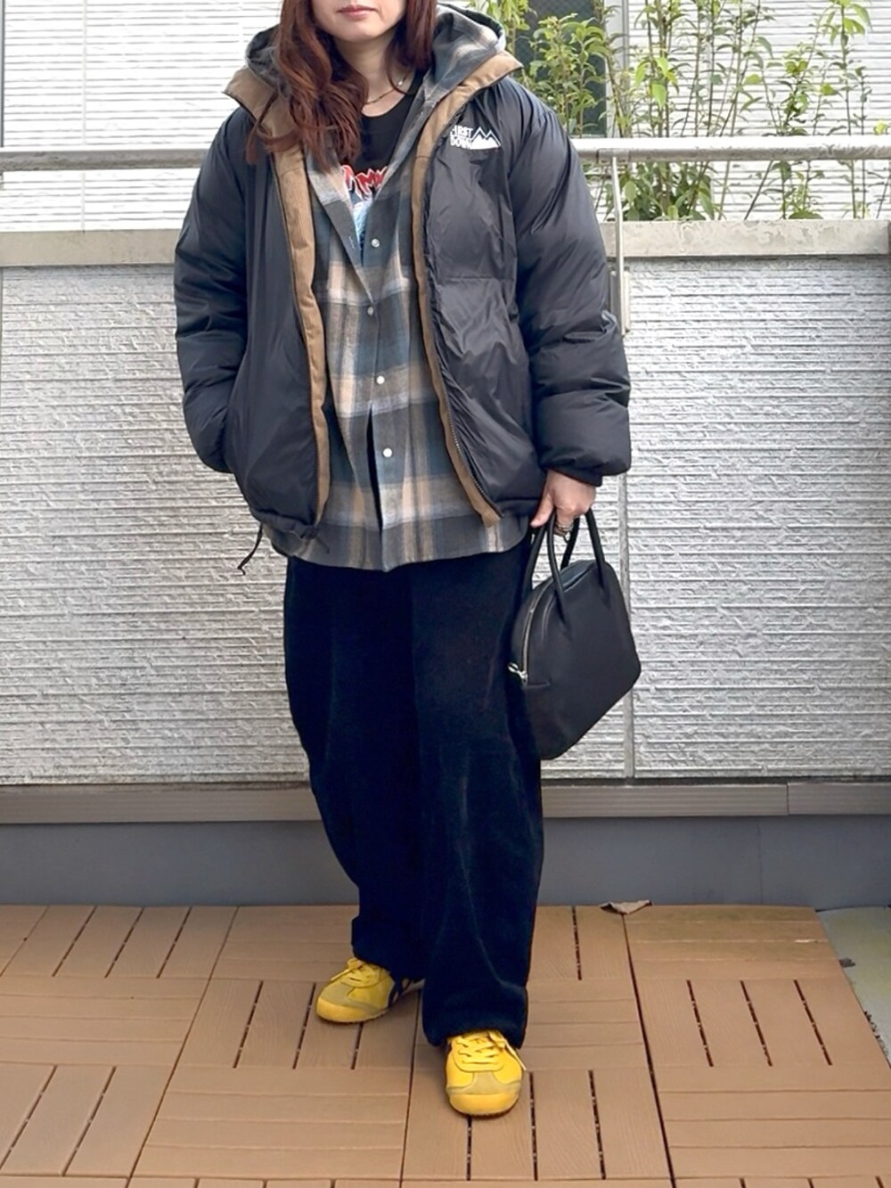 ブルー系のシャツ/ブラウス、ベージュ系のダウンジャケット/コート、ブラック系のその他パンツを着用したレディースの秋コーディネートの2枚目の写真