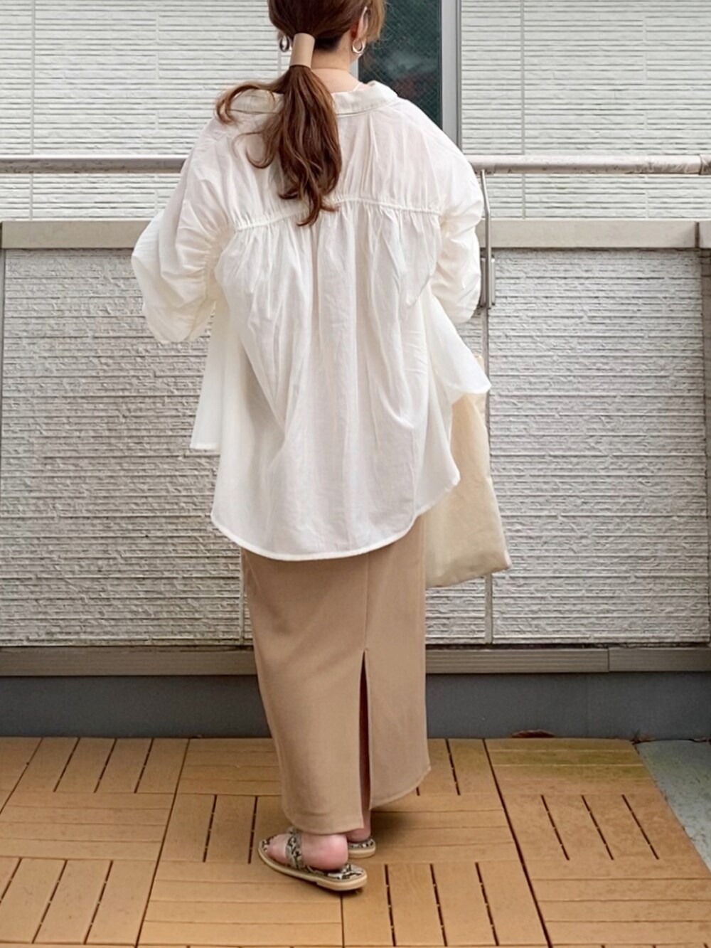 ホワイト系のシャツ/ブラウス、ベージュ系のワンピース、ホワイト系のトートバッグを着用したレディースの夏コーディネートの3枚目の写真