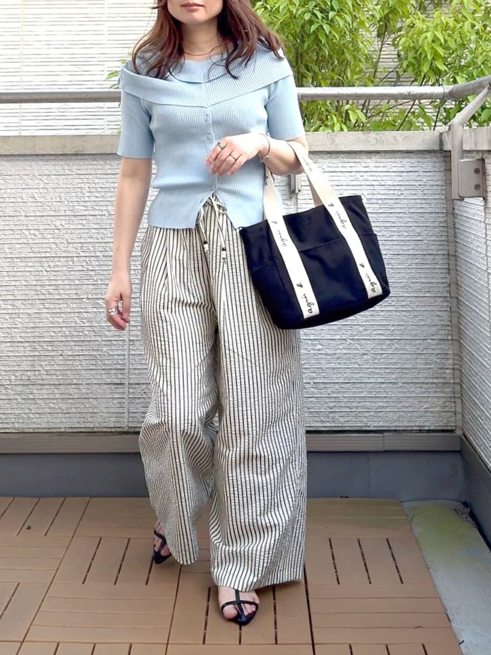 ホワイト系のその他パンツ、ブルー系のニット/セーターを着用したレディースの夏コーディネートの2枚目の写真