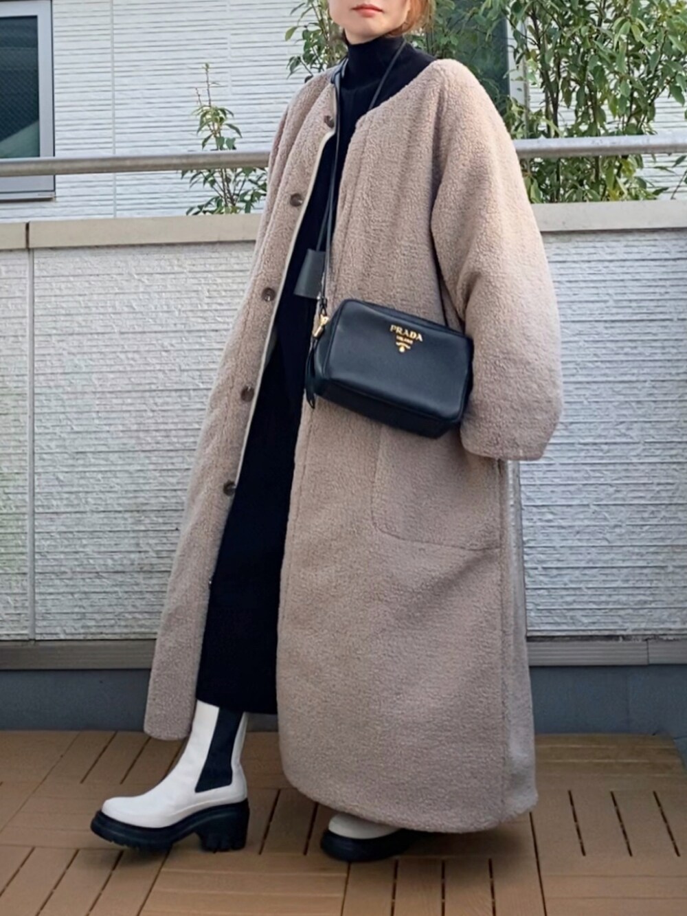 ホワイト系のその他アウター、ホワイト系のニット/セーター、グリーン系のその他パンツを着用したレディースの秋コーディネートの3枚目の写真