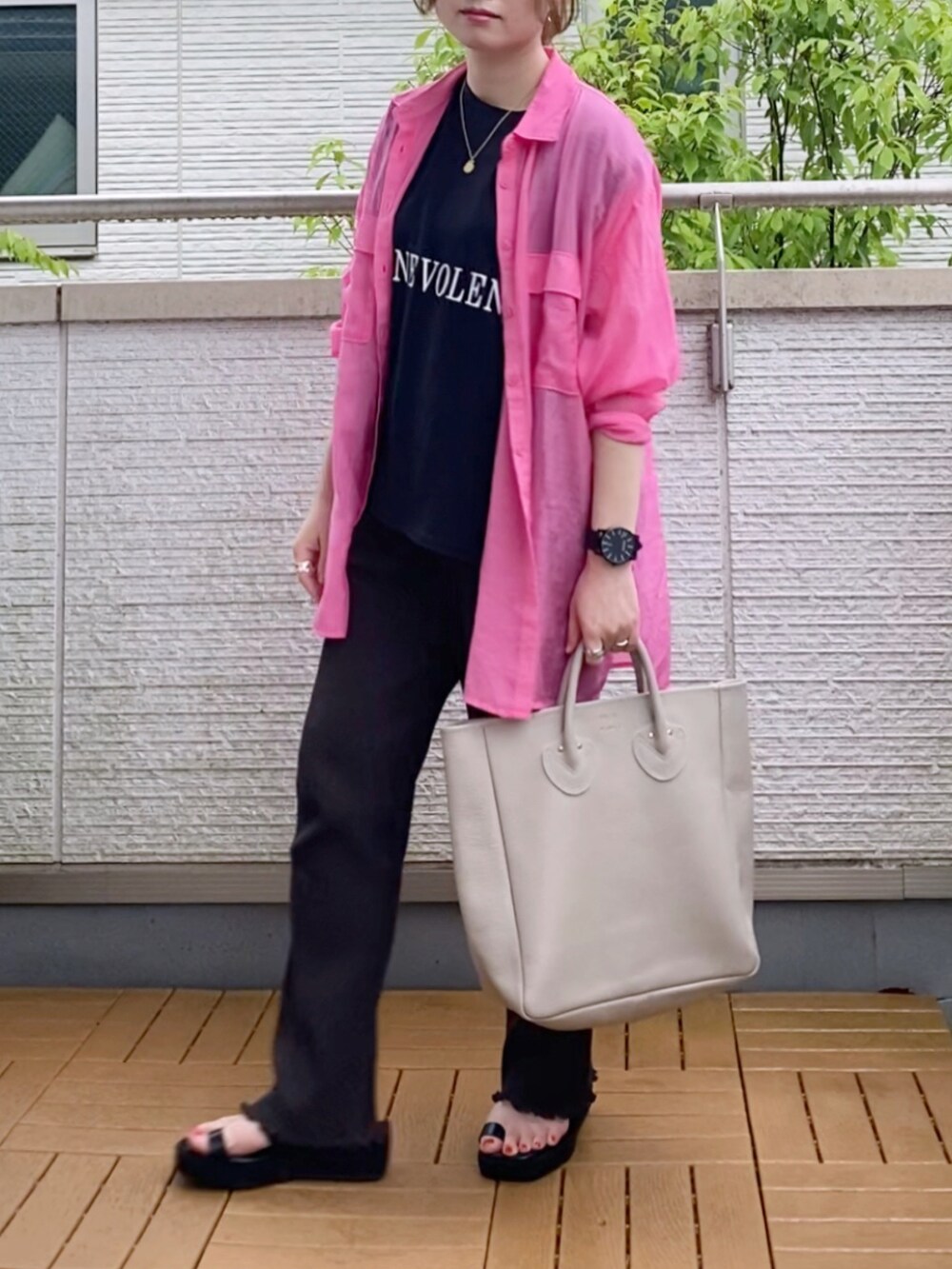 ピンク系のシャツ/ブラウス、ブラック系のTシャツ/カットソー、ブラック系のその他パンツを着用したレディースの夏コーディネートの2枚目の写真