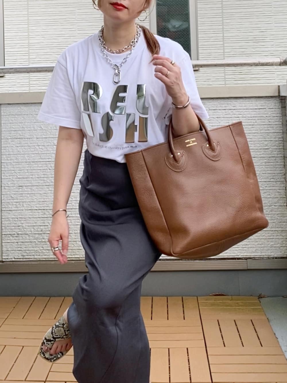 ホワイト系のTシャツ/カットソー、グレー系のスカート、ブラウン系のトートバッグを着用したレディースの夏コーディネートの4枚目の写真