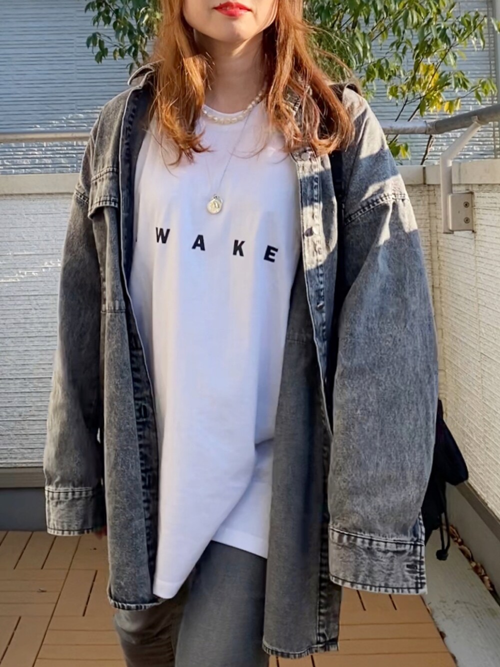 ホワイト系のTシャツ/カットソー、ブラック系のシャツ/ブラウス、グレー系のデニムパンツを着用したレディースの春コーディネートの4枚目の写真