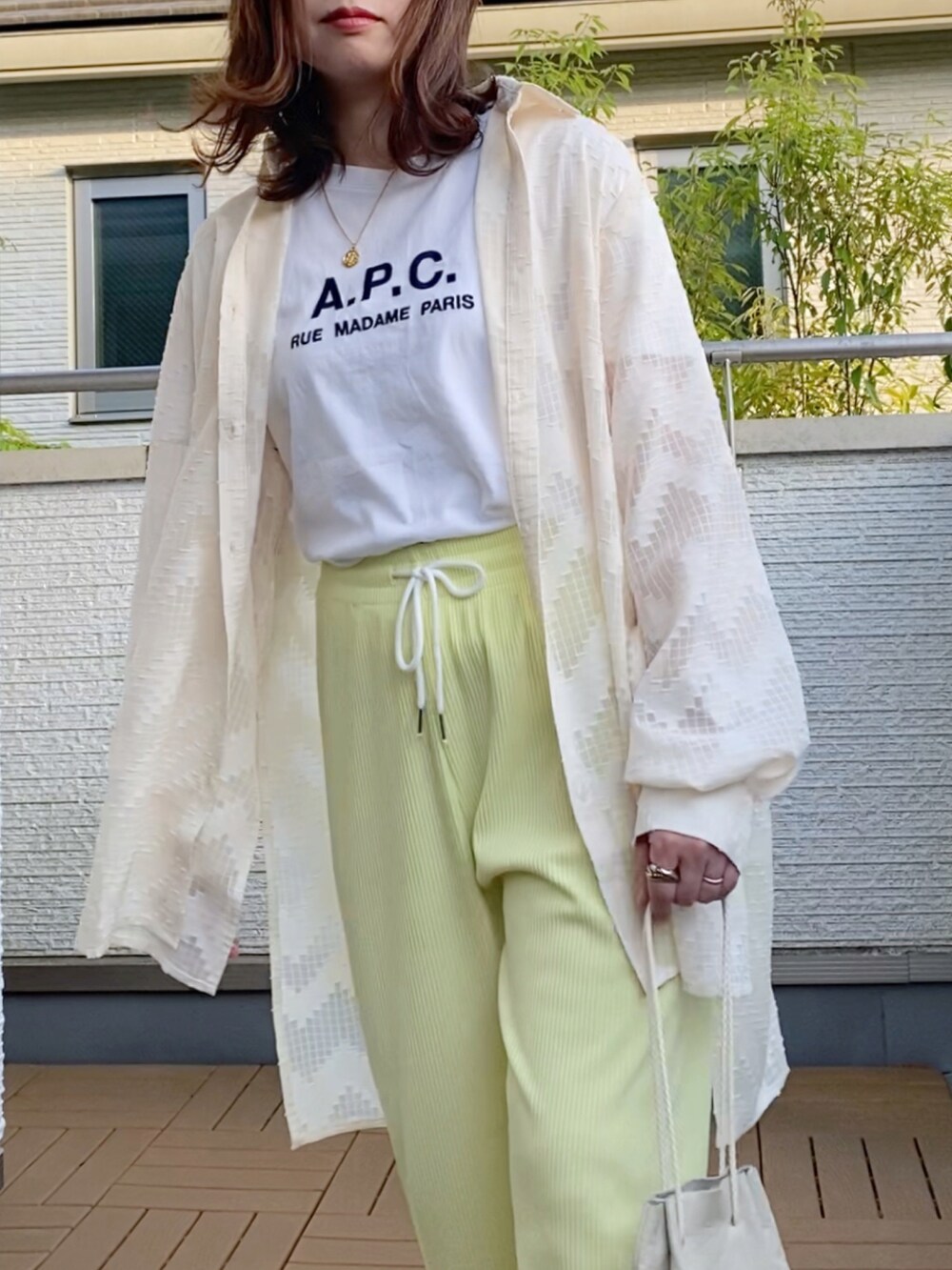 ホワイト系のシャツ/ブラウス、イエロー系のその他パンツ、ホワイト系のショルダーバッグを着用したレディースの春コーディネートの2枚目の写真