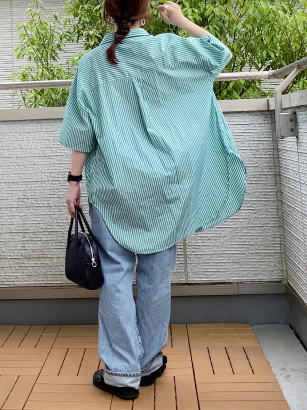 「ビッグシャツ、ストライプシャツ、デニム、スポーツサンダル、大人カジュアル、低身長、夏コーデ、休日スタイル」｜「Chaco closetのオーバーサイズメンズライクレギュラーカラー半袖シャツ/ストライプシャツ（シャツ/ブラウス、グリーン系）」を使った、Kay-teeeさん（レディース・150cm）の夏コーディネートの2枚目の写真