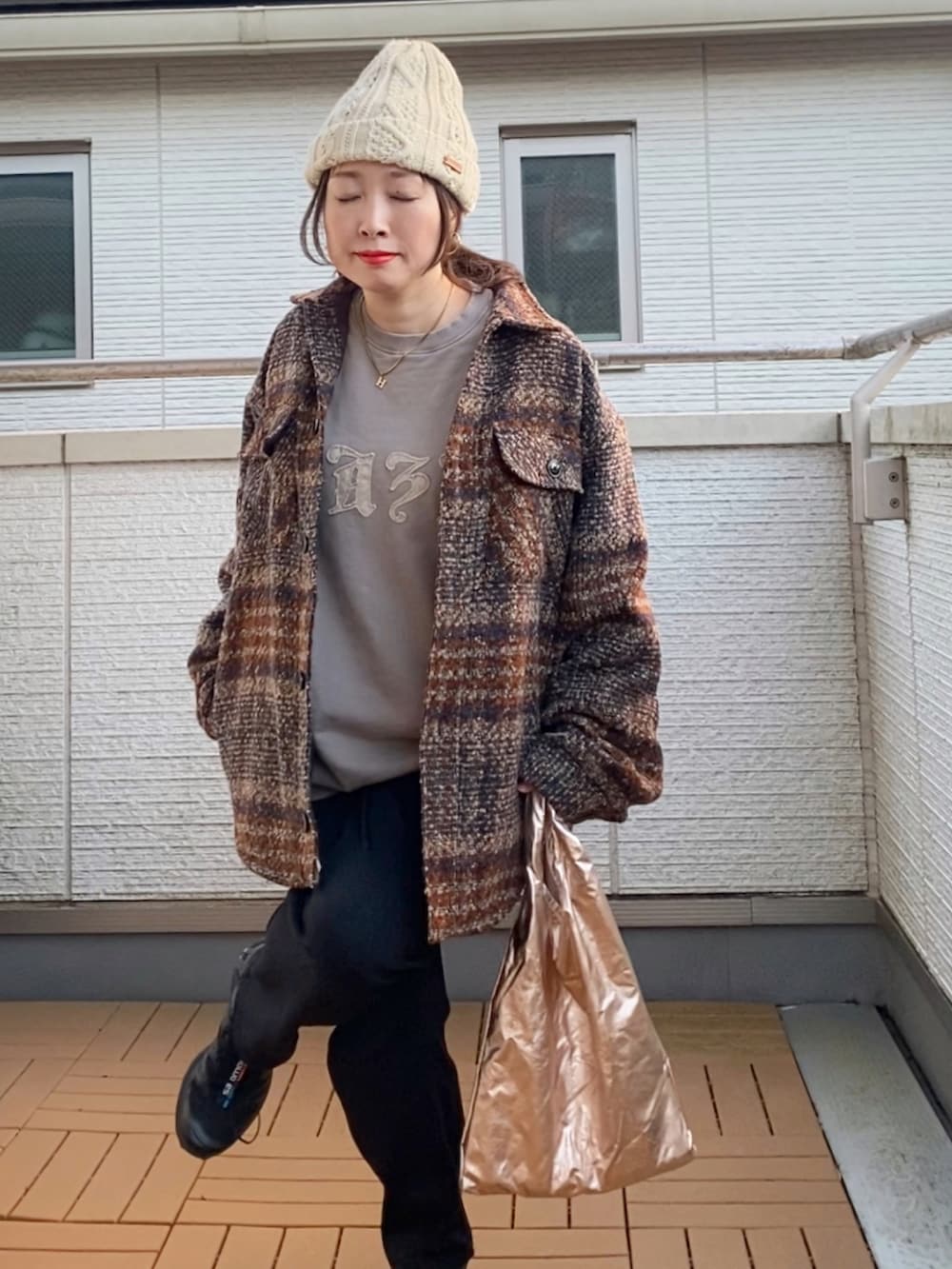 ブラウン系のジャケット/アウター、ベージュ系のトップス、ブラック系のその他パンツを着用したレディースの冬コーディネートの4枚目の写真