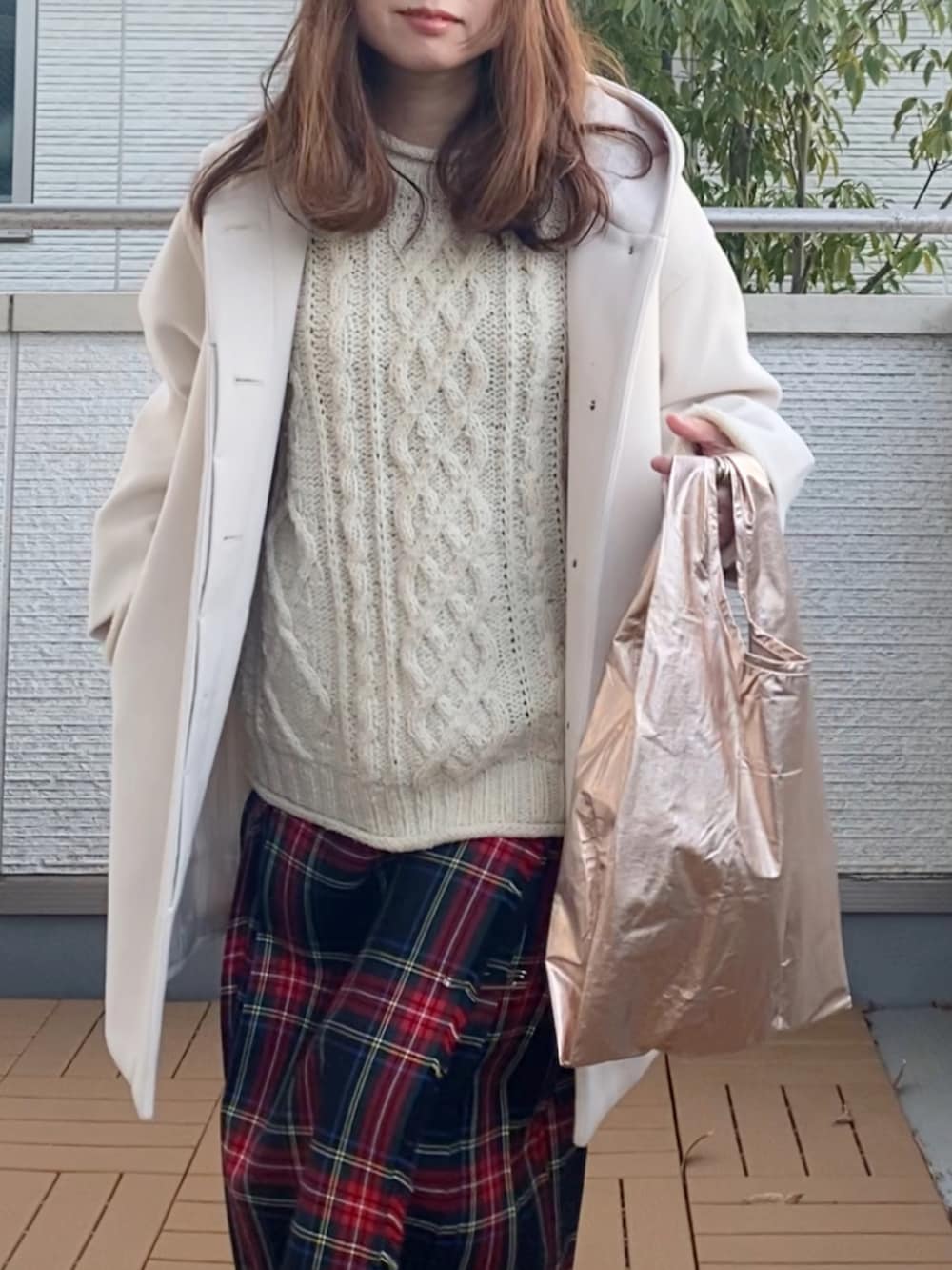 ホワイト系のその他アウター、ブラック系のスカート、ピンク系のエコバッグ/サブバッグを着用したレディースの冬コーディネートの3枚目の写真