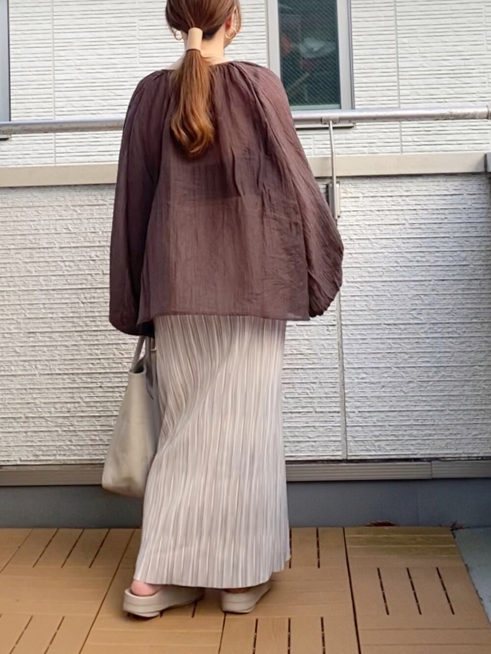 ブラウン系のシャツ/ブラウス、ブラック系のキャミソール、グレー系のスカートを着用したレディースの夏コーディネートの4枚目の写真