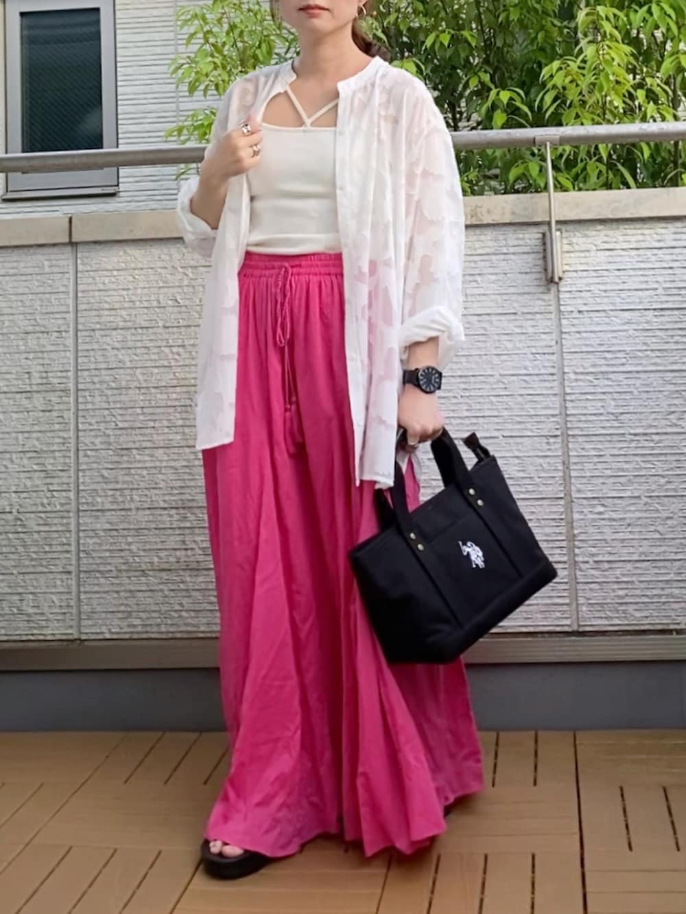 ホワイト系のシャツ/ブラウス、ホワイト系のキャミソール、ピンク系のスカートを着用したレディースの夏コーディネートの2枚目の写真