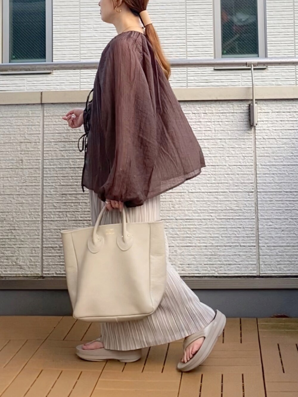 ブラウン系のシャツ/ブラウス、ブラック系のキャミソール、グレー系のスカートを着用したレディースの夏コーディネートの3枚目の写真