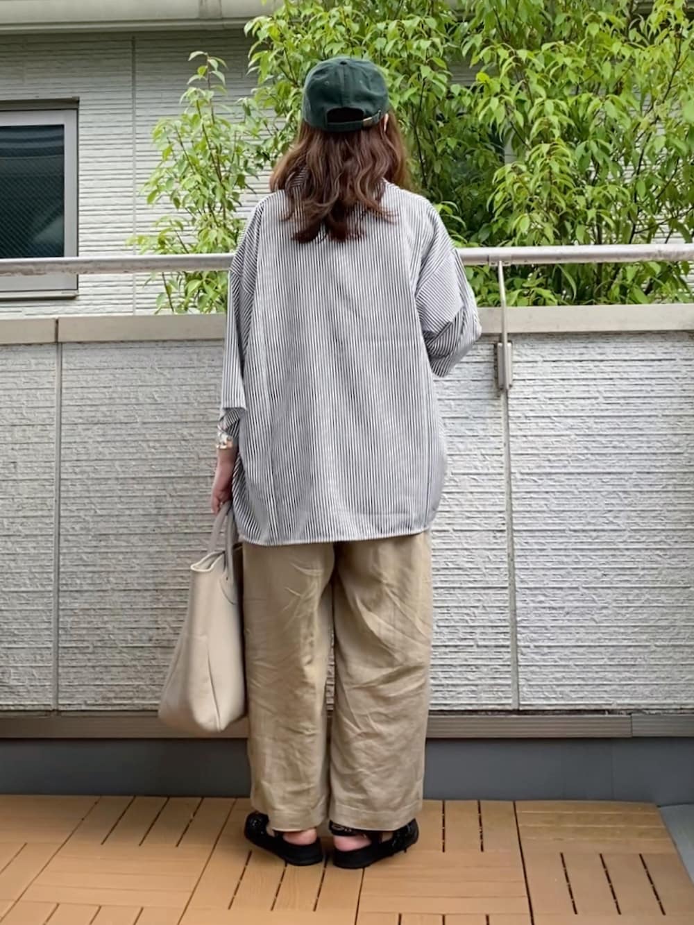 その他のシャツ/ブラウス、ホワイト系のタンクトップ、ベージュ系のその他パンツを着用したレディースの夏コーディネートの2枚目の写真