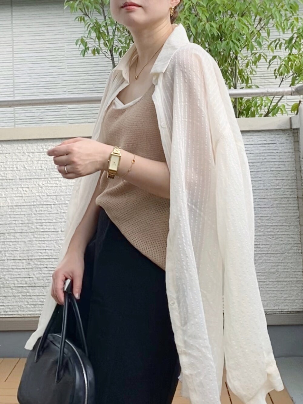 ホワイト系のシャツ/ブラウス、ブラック系のスカート、ブラック系のショルダーバッグを着用したレディースの秋コーディネートの3枚目の写真