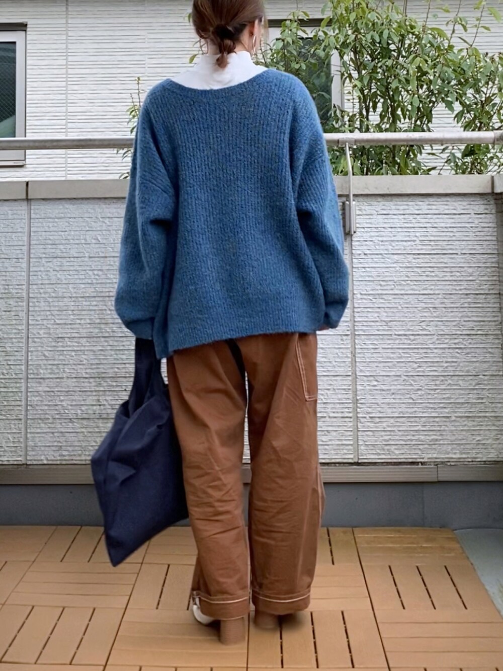 「キルティングジャケット、カーディガン、ペインターパンツ、大人カジュアル、低身長、冬コーデ」｜「Riberryのキルティングロングコート（ノーカラーコート、ブラック系）」を使った、Kay-teeeさん（レディース・150cm）の秋コーディネートの4枚目の写真