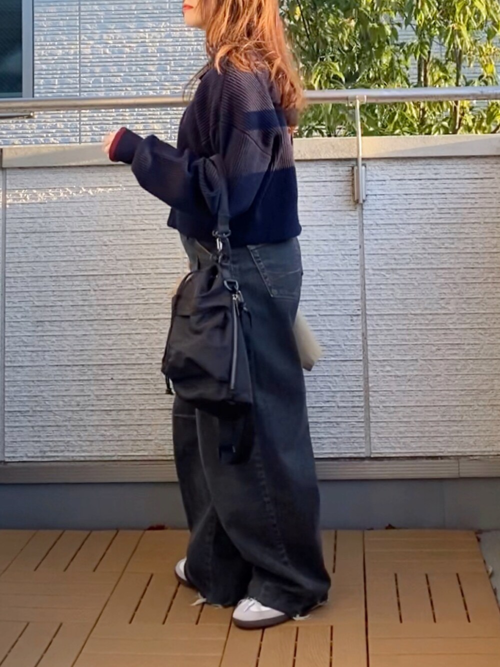 「ニット、デニム、スニーカー、大人カジュアル、低身長、休日スタイル」｜「tiptopの【3色展開】ライン衿ジップブルゾン（ニット/セーター、ブルー系）」を使った、Kay-teeeさん（レディース・150cm）の冬コーディネートの4枚目の写真