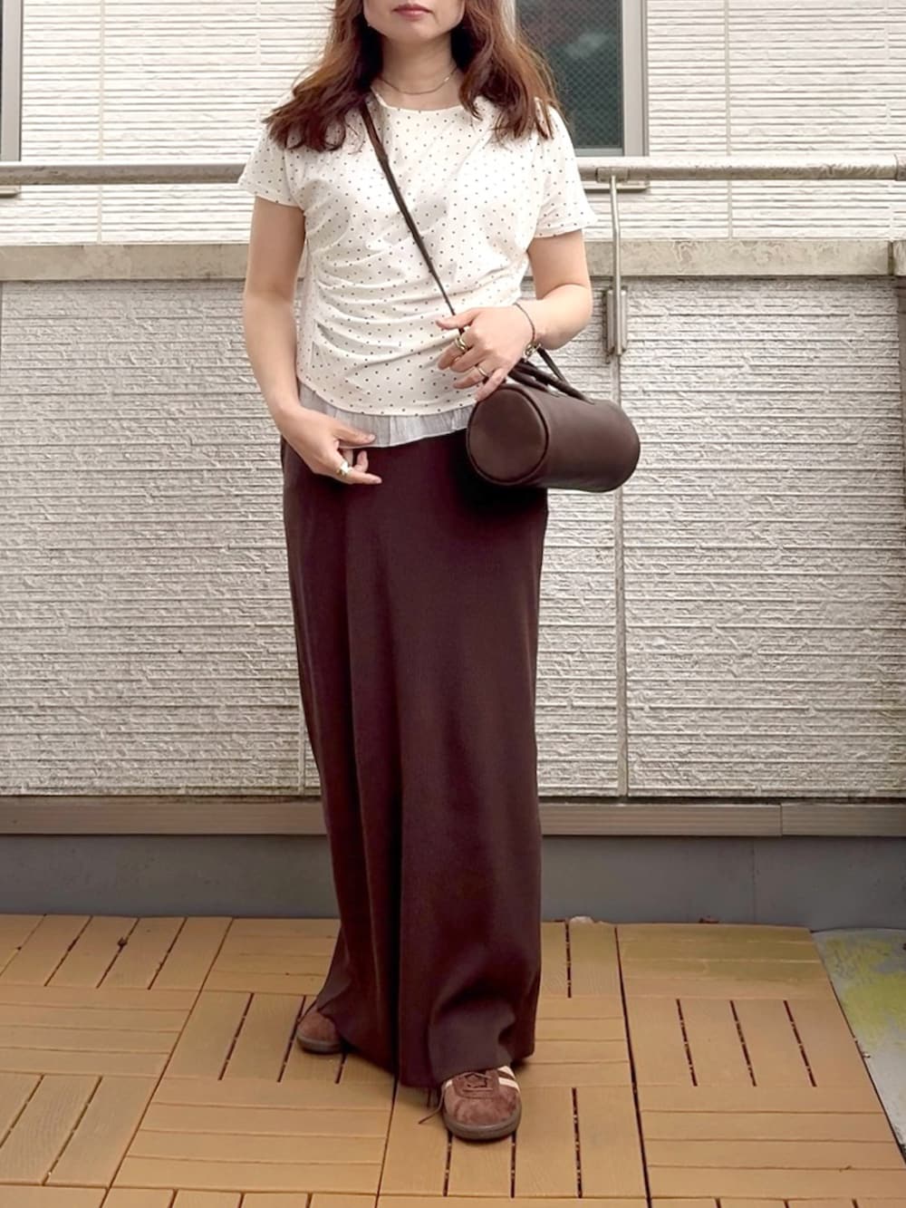 ホワイト系のTシャツ/カットソー、ブラウン系のスカートを着用したレディースの夏コーディネートの2枚目の写真