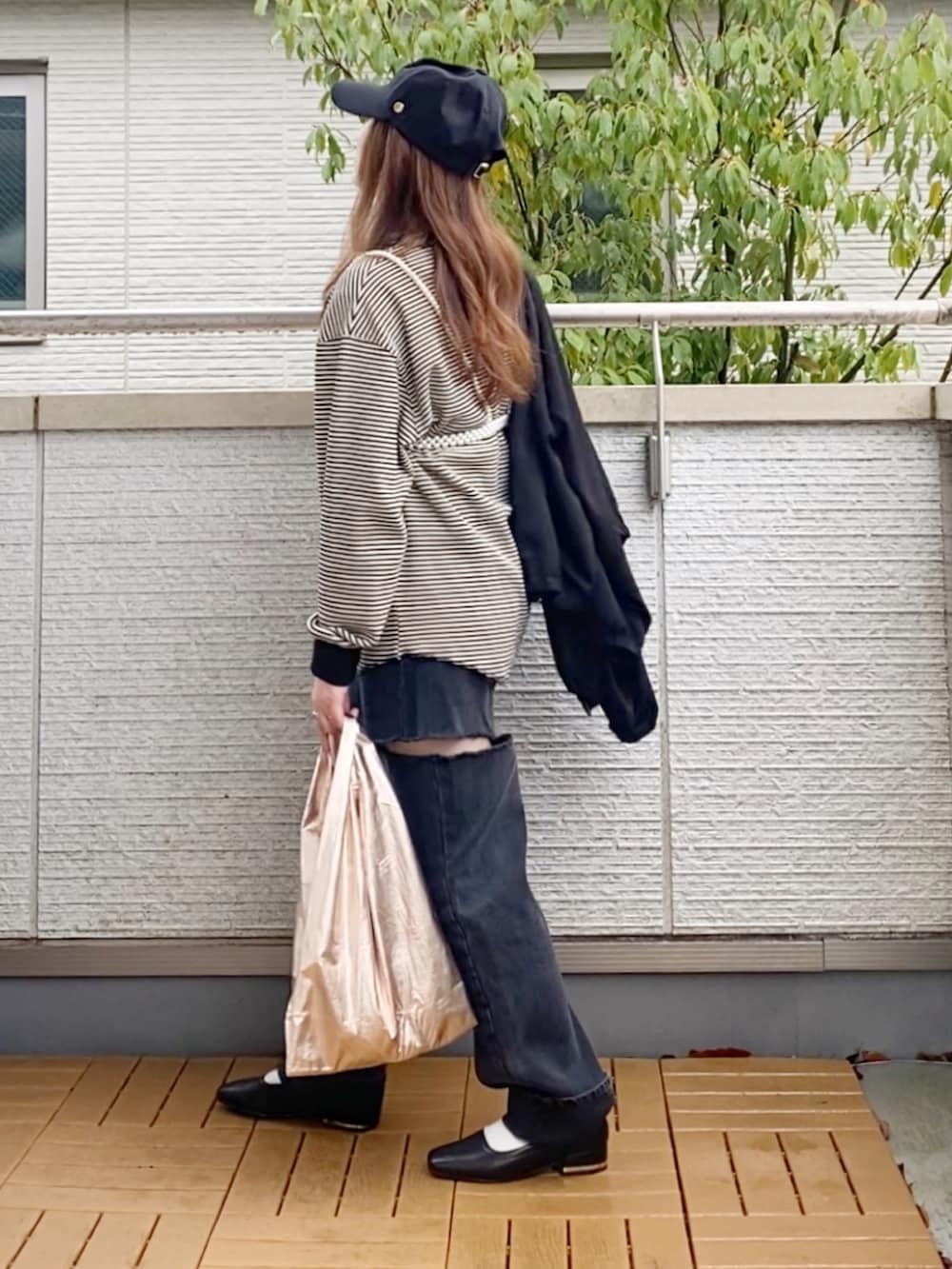 ホワイト系のTシャツ/カットソー、ブラック系のブルゾン、ブラック系のデニムパンツを着用したレディースの春コーディネートの2枚目の写真