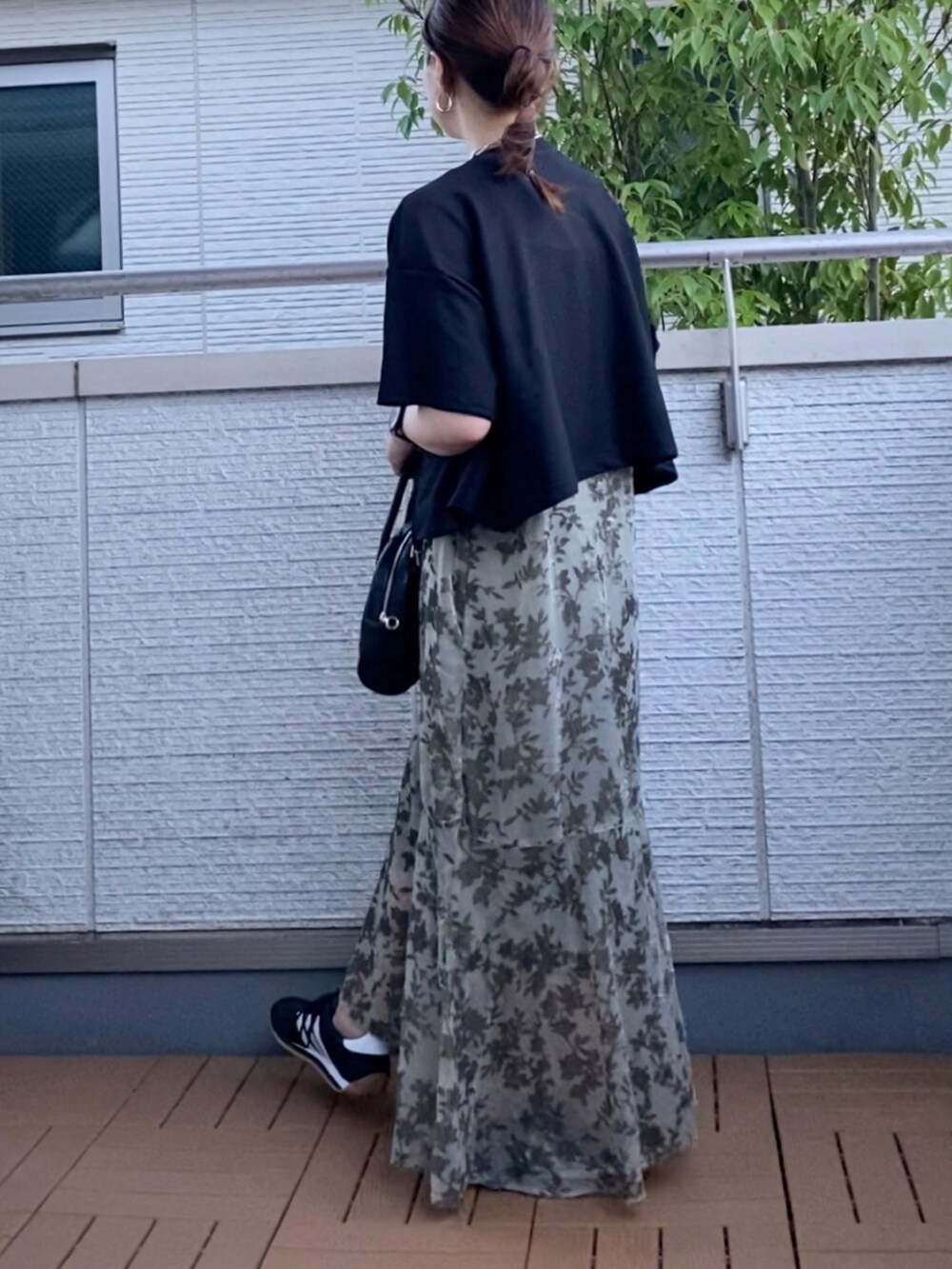 ベージュ系のワンピース、ブラック系のカーディガン/ボレロ、ブラック系のショルダーバッグを着用したレディースの秋コーディネートの2枚目の写真