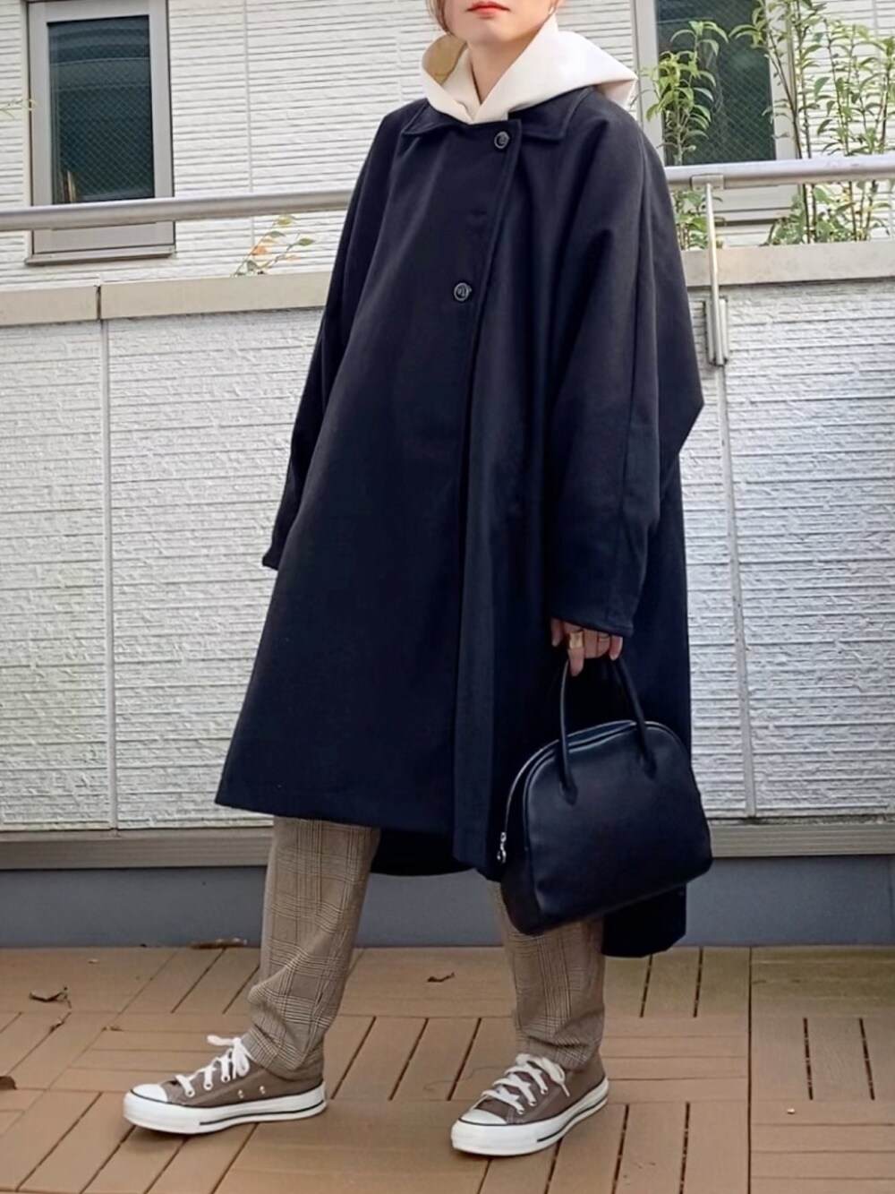 その他のその他パンツ、ブラック系のバッグ、ブラウン系のスニーカーを着用したレディースの秋コーディネートの2枚目の写真