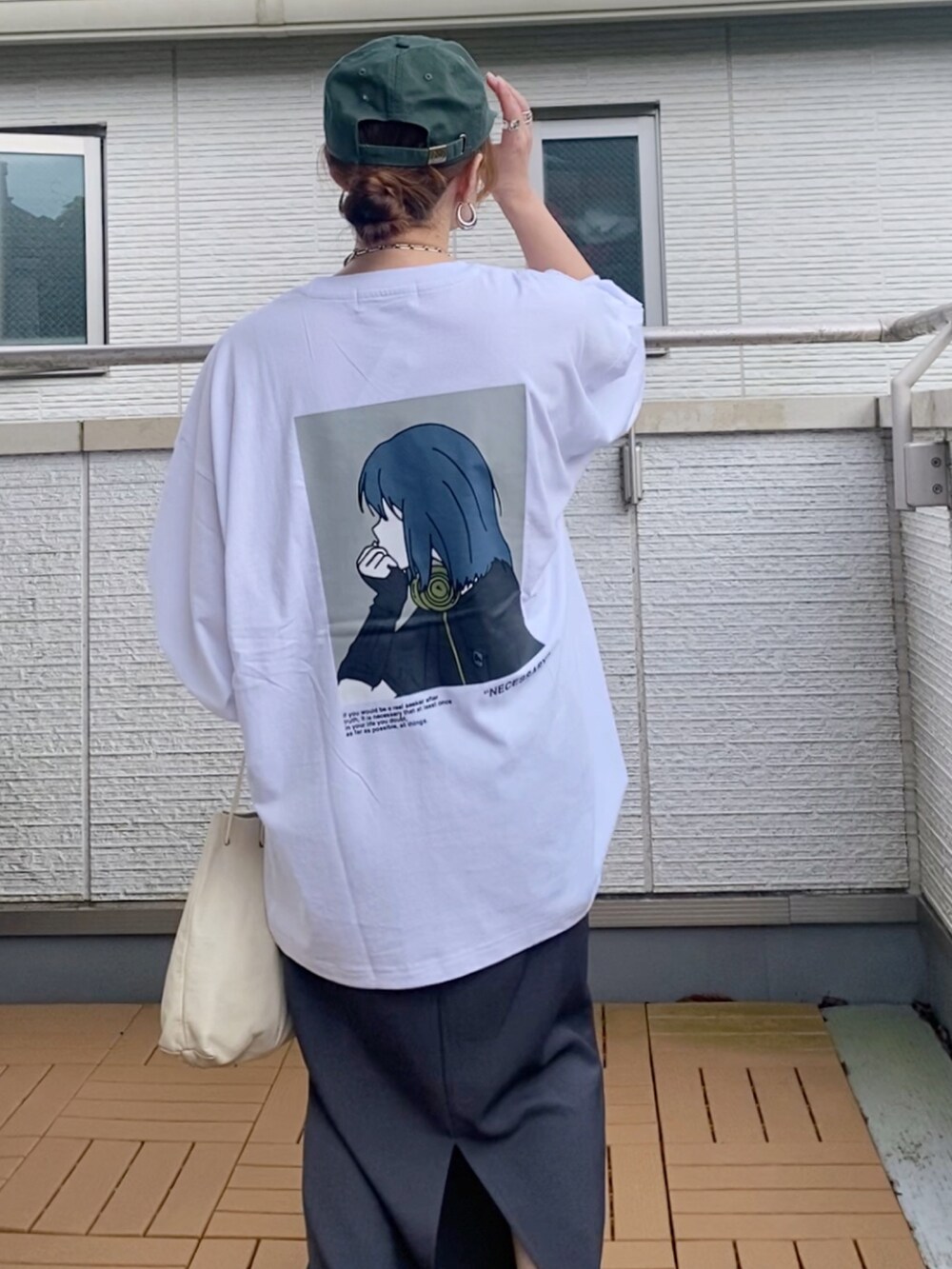 ホワイト系のTシャツ/カットソー、グレー系のスカート、グレー系のスニーカーを着用したレディースの秋コーディネートの5枚目の写真