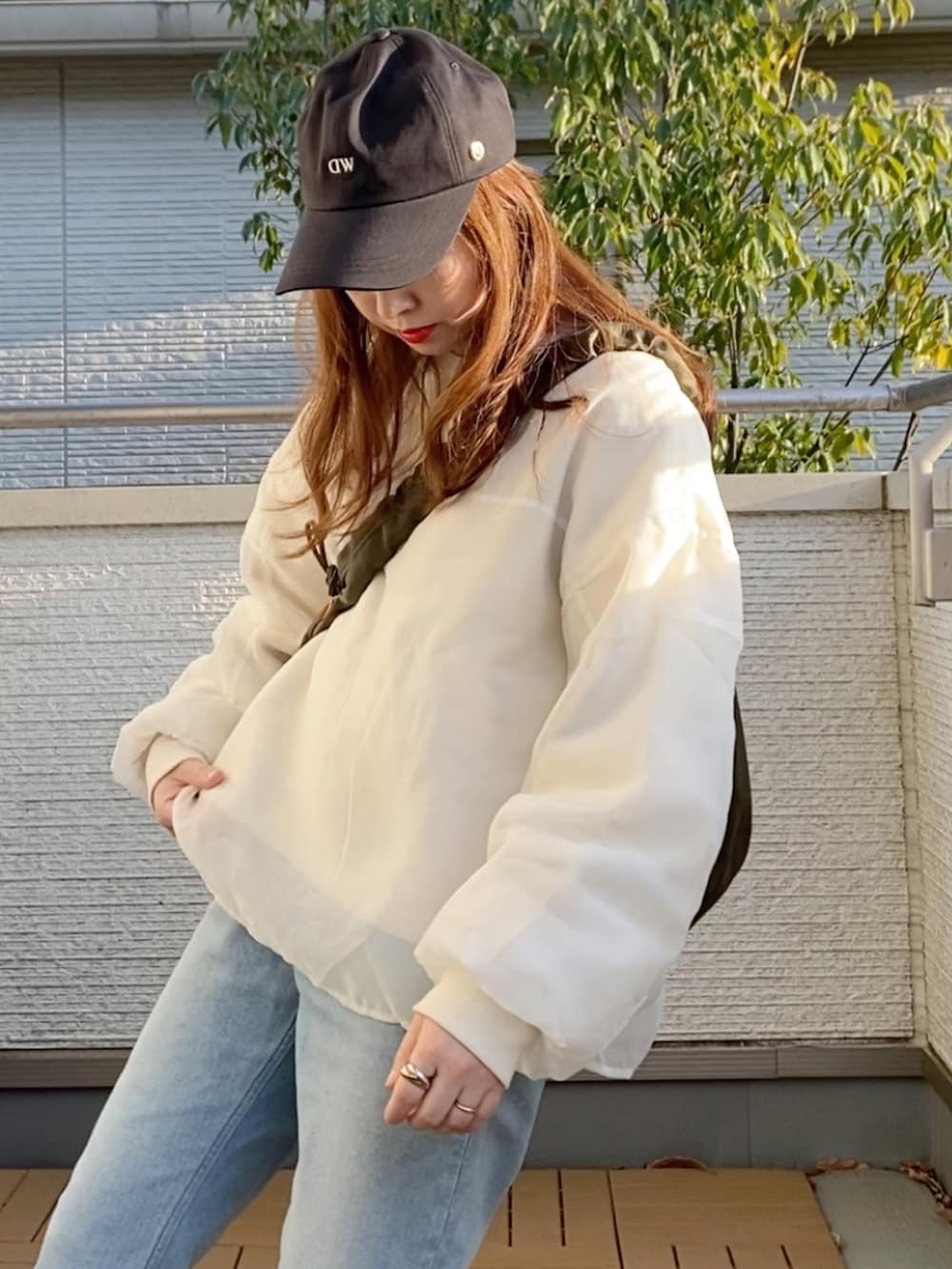 「シアートップス、スウェット、デニム、キャップ、スニーカー、ショルダーバッグ、春コーデ、春服みてみて、大人カジュアル、低身長」｜「AS KNOW AS plusの☆オーガンジー レイヤード デザインスウェットプルオーバー（スウェット、ホワイト系）」を使った、Kay-teeeさん（レディース・150cm）の春コーディネートの3枚目の写真
