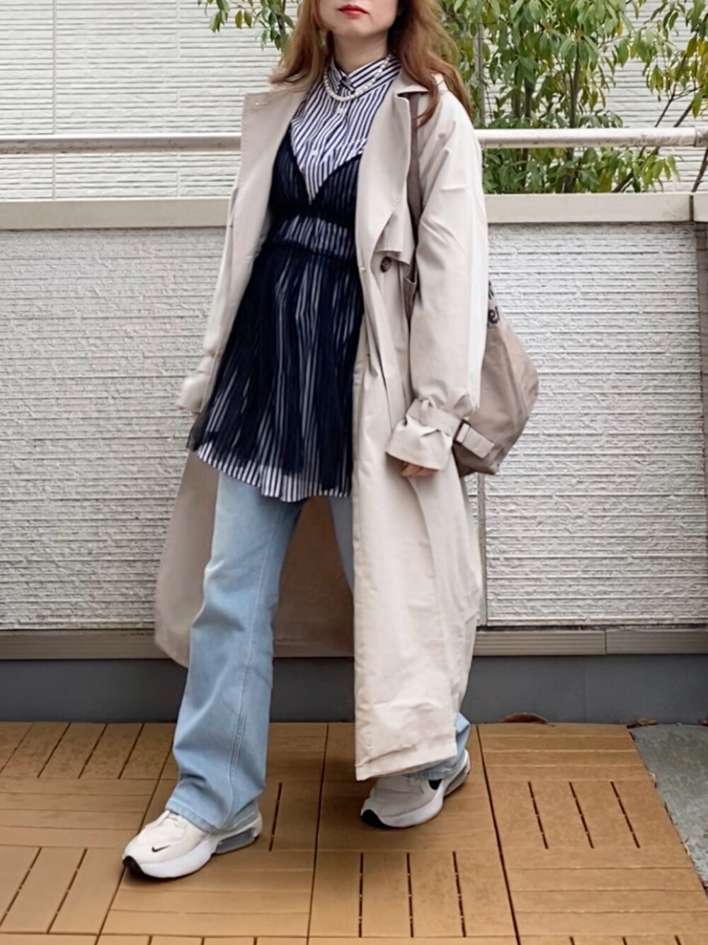 ブラック系のキャミソール、その他のシャツ/ブラウス、ブルー系のデニムパンツを着用したレディースの春コーディネートの4枚目の写真