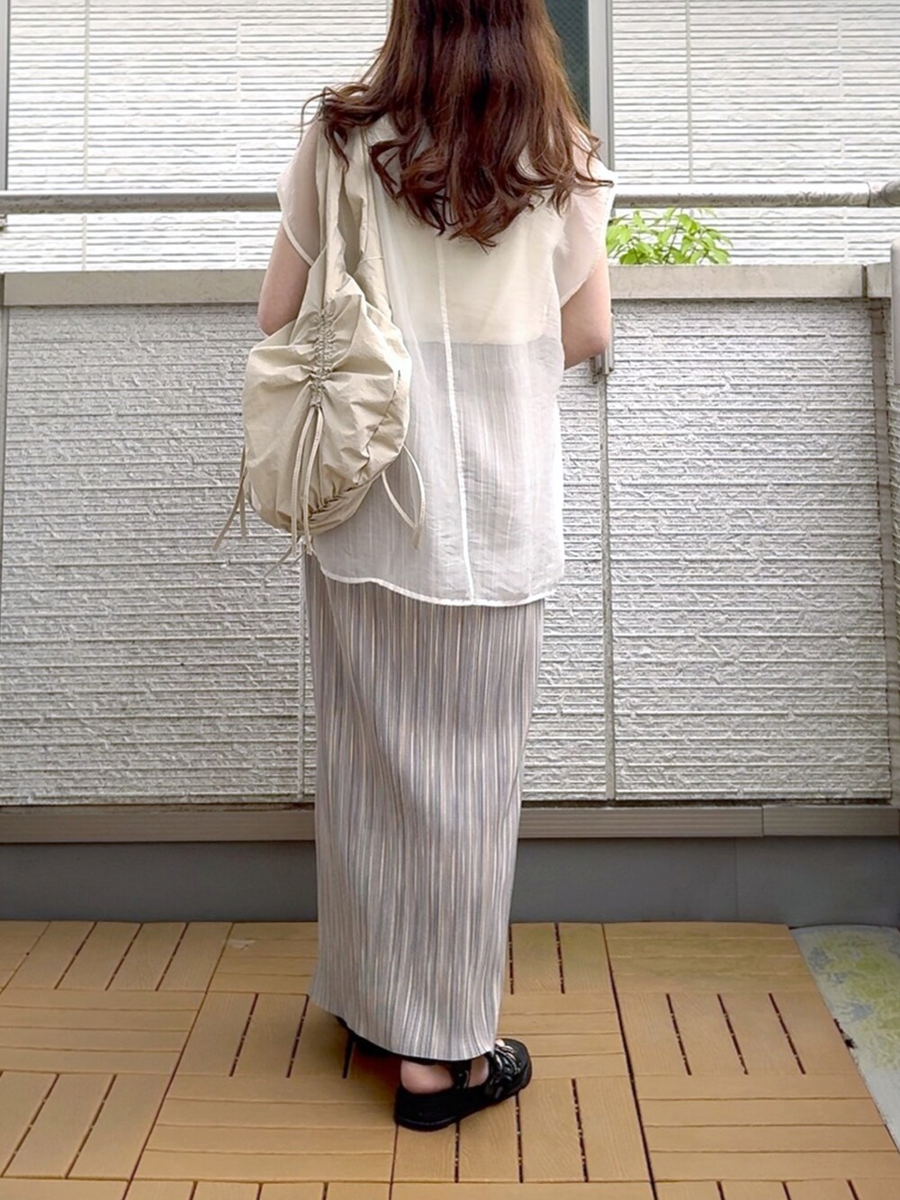 ホワイト系のTシャツ/カットソー、グレー系のスカート、ベージュ系のショルダーバッグを着用したレディースの春コーディネートの4枚目の写真