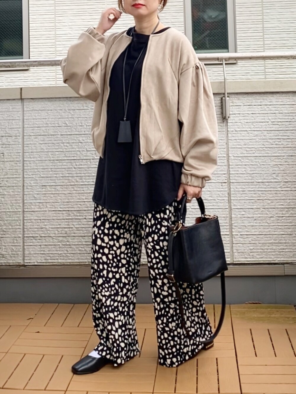 「秋っぽコーデ更新中、レザー、ブルゾン、柄パンツ、ワイドパンツ、パンプス、Fossil、フォッシル、FOSSILSTYLE」｜「Fizzの【Fizz/フィズ】　フェイクスウェード　ボリュームスリーブノーカラーブルゾン（ブルゾン、ベージュ系）」を使った、Kay-teeeさん（レディース・150cm）の秋コーディネートの2枚目の写真