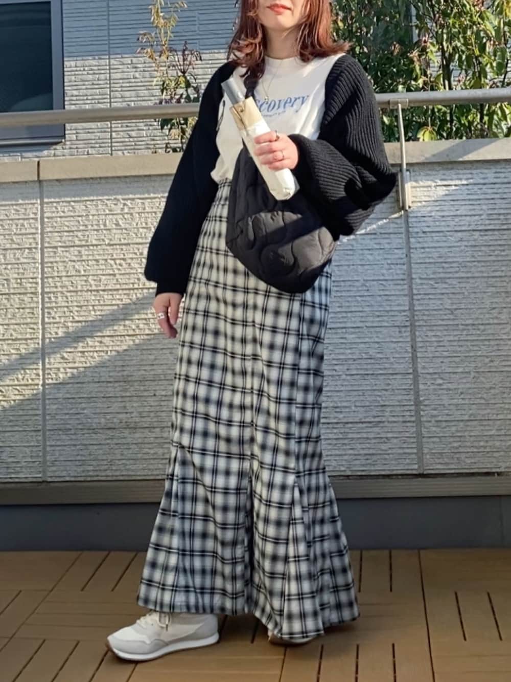 ブラック系のカーディガン/ボレロ、ホワイト系のTシャツ/カットソー、ブラック系のスカートを着用したレディースの春コーディネートの3枚目の写真