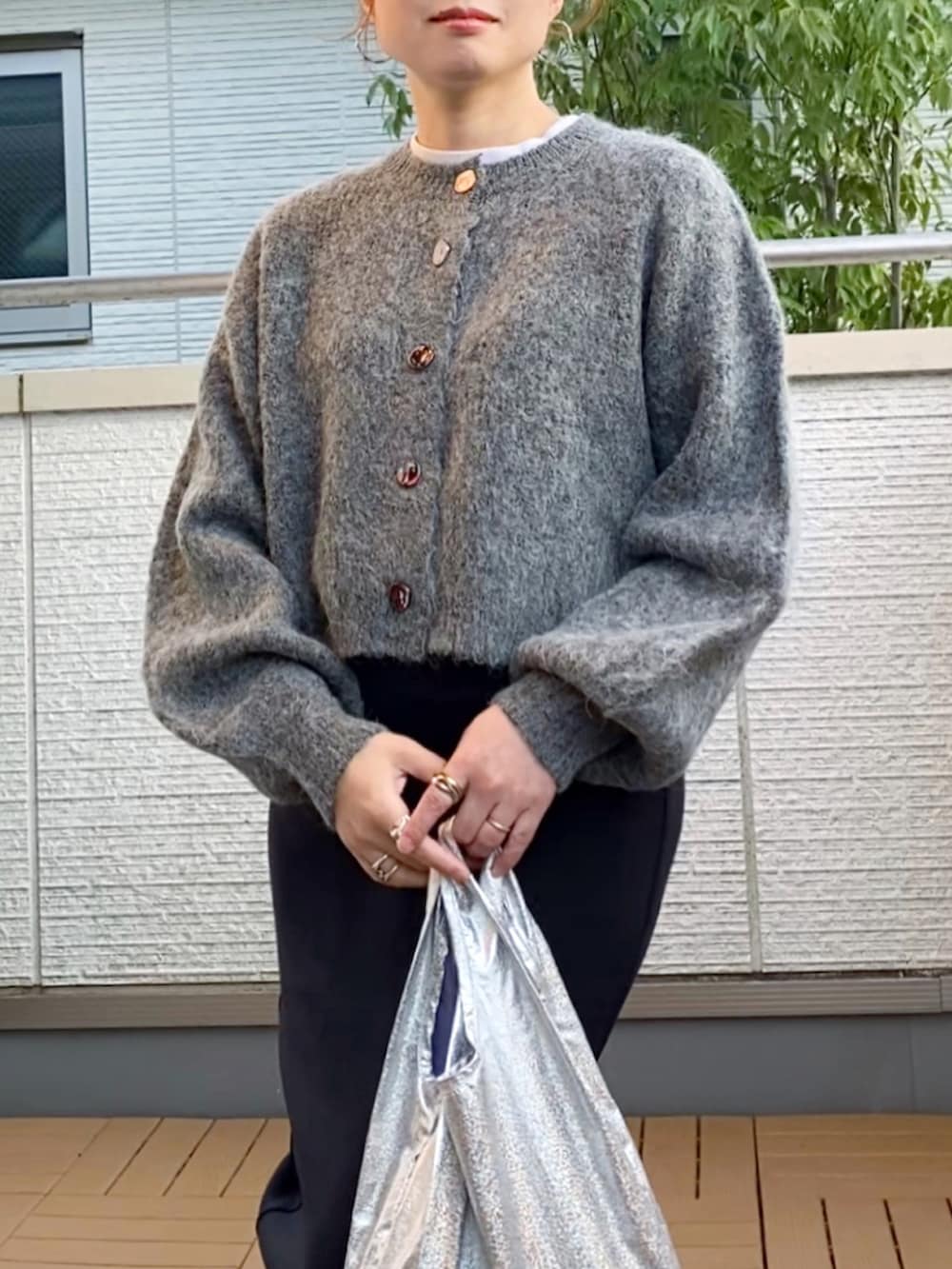 グレー系のカーディガン/ボレロ、ブラック系のスカート、その他のエコバッグ/サブバッグを着用したレディースの秋コーディネートの3枚目の写真