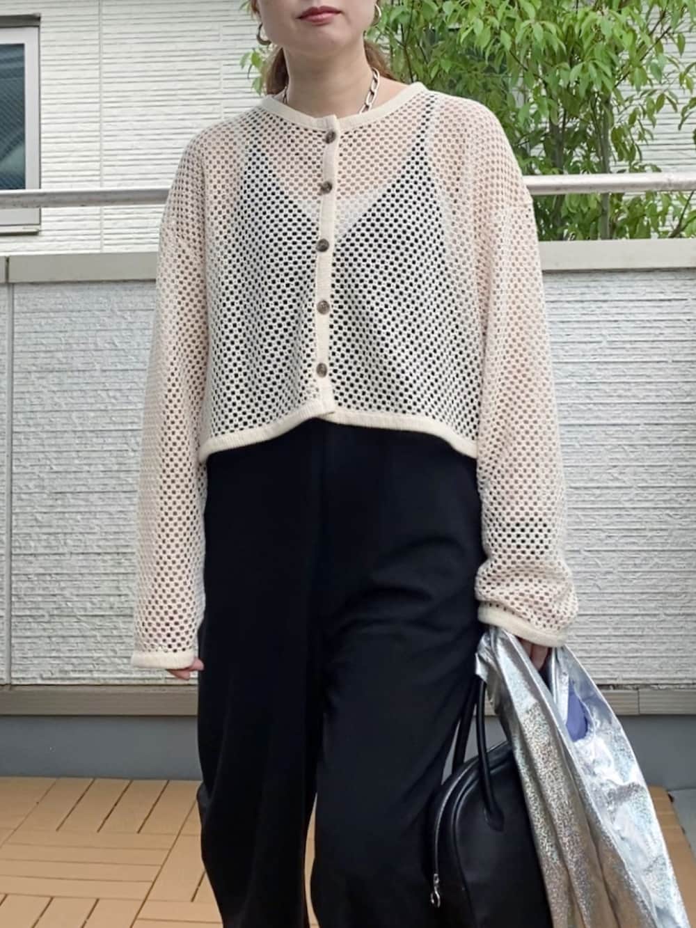ベージュ系のカーディガン/ボレロ、その他のエコバッグ/サブバッグ、ブラック系のショルダーバッグを着用したレディースの秋コーディネートの3枚目の写真