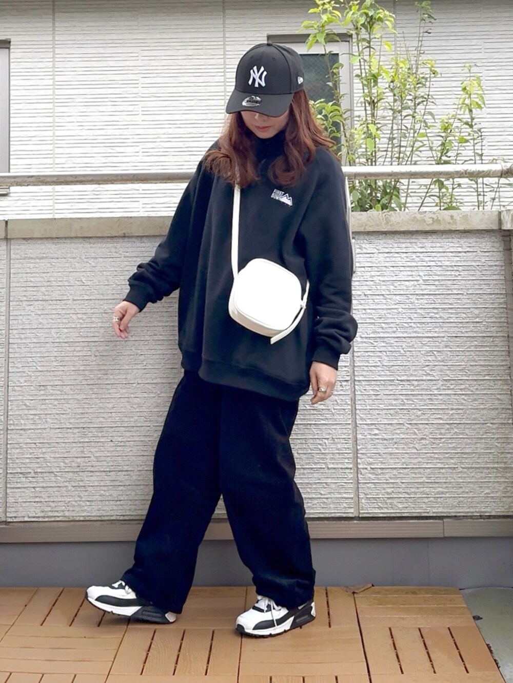 ブラック系のスウェット、ブラック系のその他パンツ、ブラック系のキャップを着用したレディースの秋コーディネートの2枚目の写真