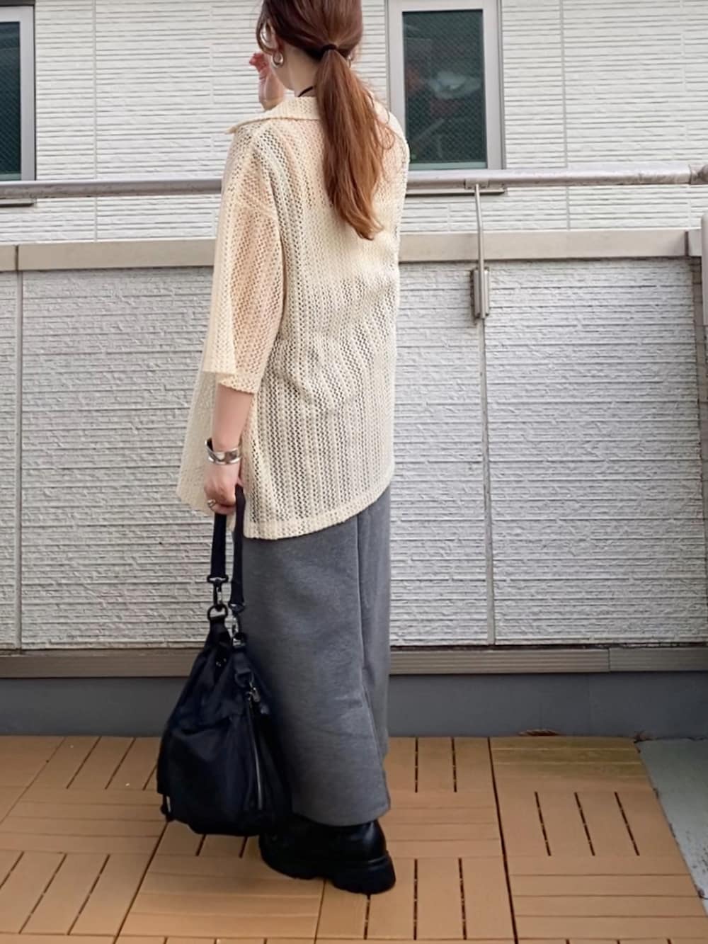 グレー系のワンピース、ホワイト系のシャツ/ブラウス、ブラック系のブーツを着用したレディースの夏コーディネートの3枚目の写真