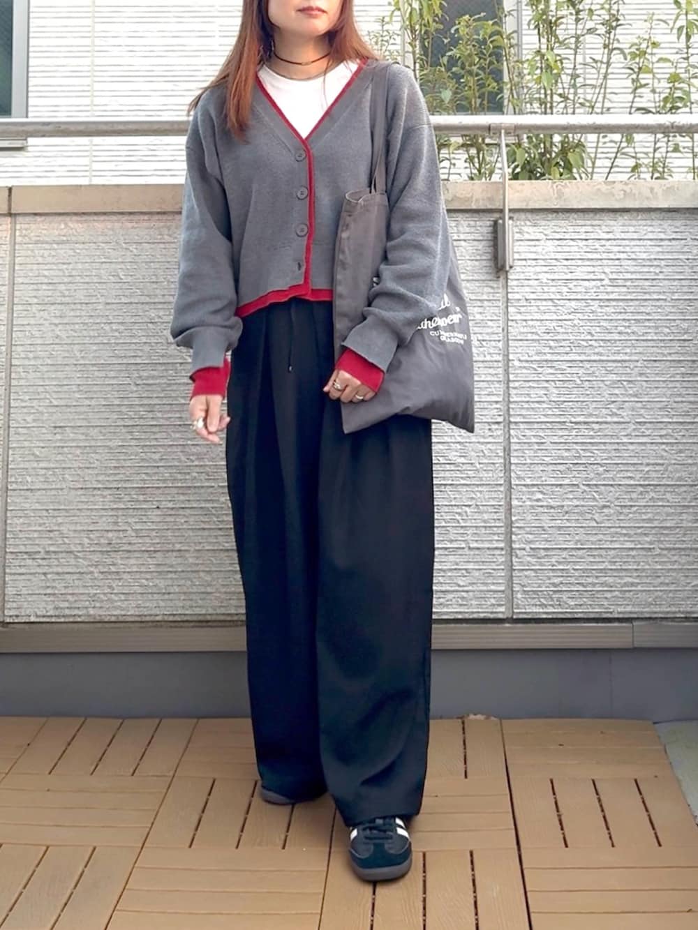グレー系のカーディガン/ボレロ、ブラック系のスラックス、ブラック系のスニーカーを着用したレディースの春コーディネートの2枚目の写真