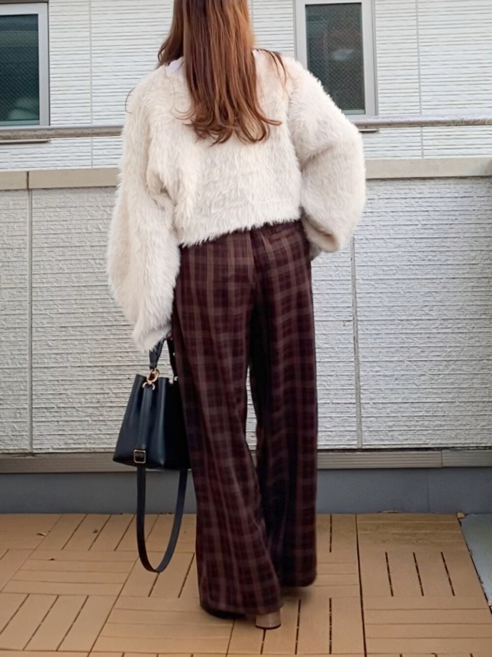 ホワイト系のニット/セーター、ブラウン系のその他パンツ、ブラック系のショルダーバッグを着用したレディースの冬コーディネートの4枚目の写真