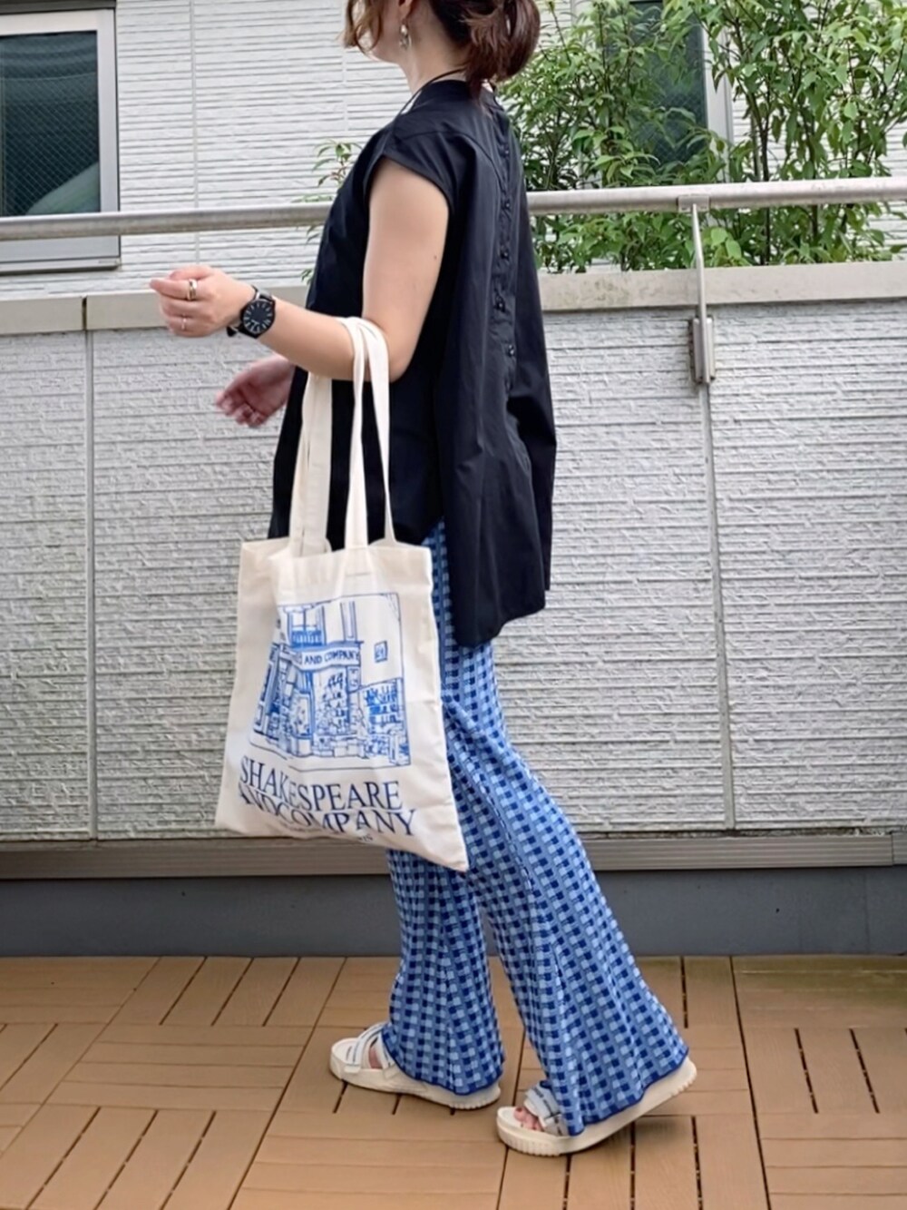 ブラック系のシャツ/ブラウス、ブルー系のその他パンツ、ホワイト系のトートバッグを着用したレディースの夏コーディネートの2枚目の写真