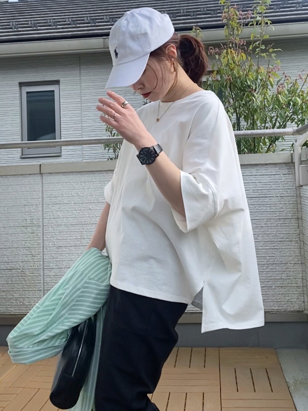 ホワイト系のTシャツ/カットソー、グリーン系のシャツ/ブラウス、ブラック系のその他パンツを着用したレディースの春コーディネートの4枚目の写真