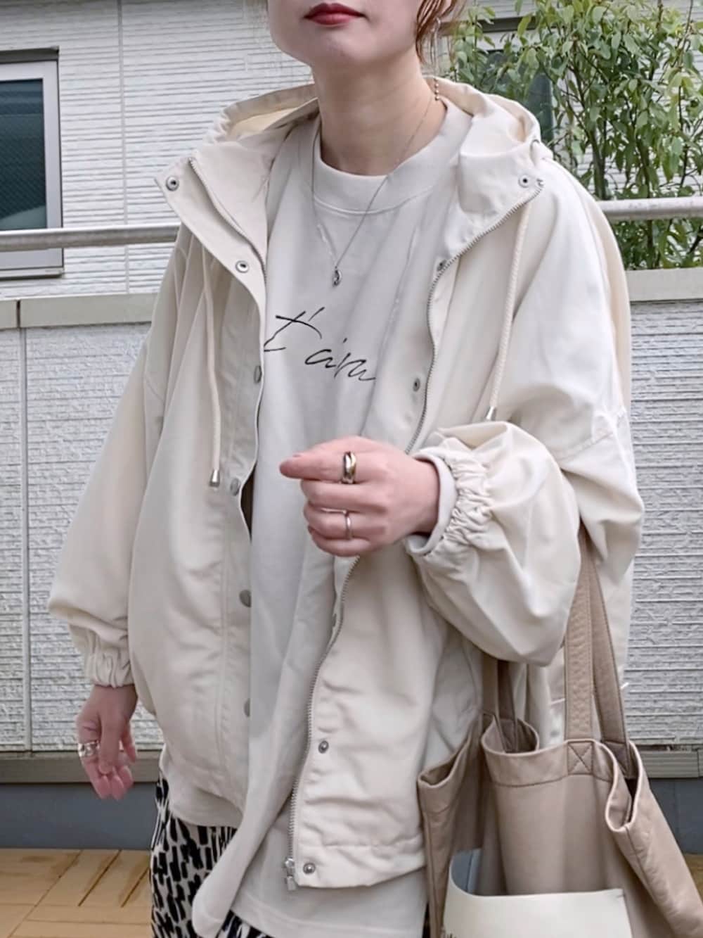 ホワイト系のマウンテンパーカー、ホワイト系のスウェット、ホワイト系のその他パンツを着用したレディースの春コーディネートの2枚目の写真