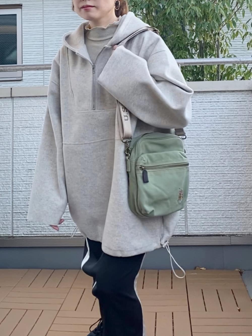 ホワイト系のパーカー、ホワイト系のTシャツ/カットソー、ブラック系のスカートを着用したレディースの冬コーディネートの4枚目の写真