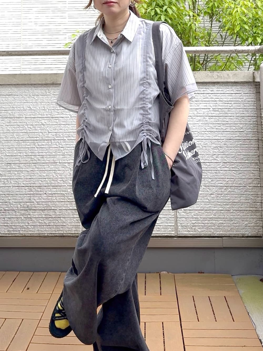 グレー系のシャツ/ブラウス、ブラック系のその他パンツを着用したレディースの春コーディネートの3枚目の写真