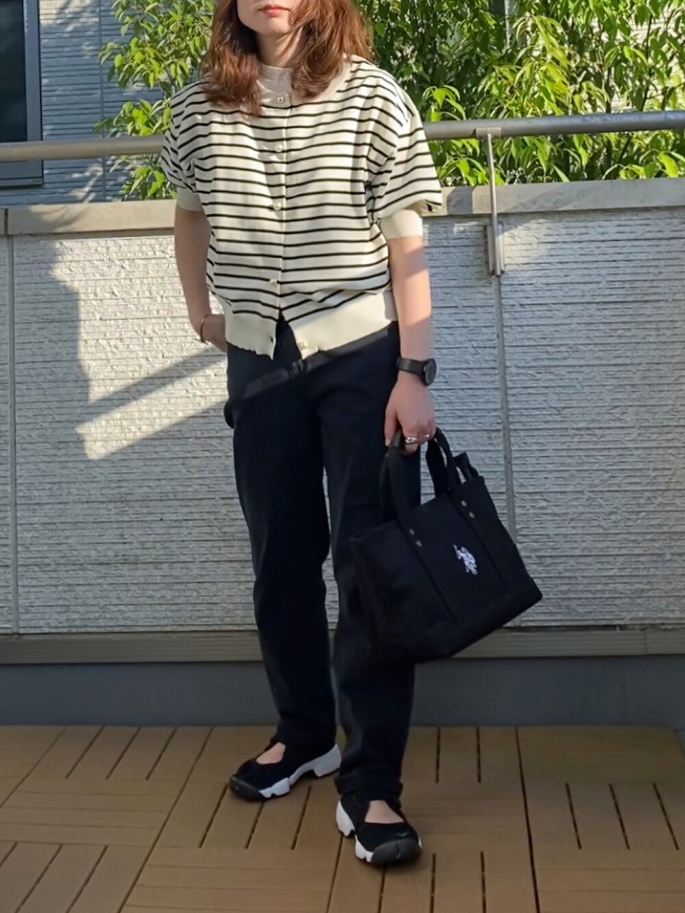 ホワイト系のカーディガン/ボレロ、ブラック系のその他パンツ、ブラック系のトートバッグを着用したレディースの春コーディネートの2枚目の写真
