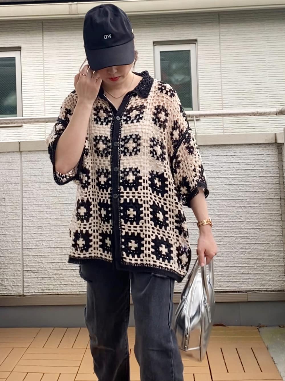 ブラック系のカーディガン/ボレロ、ブラック系のデニムパンツ、シルバー系のボストンバッグを着用したレディースの夏コーディネートの4枚目の写真