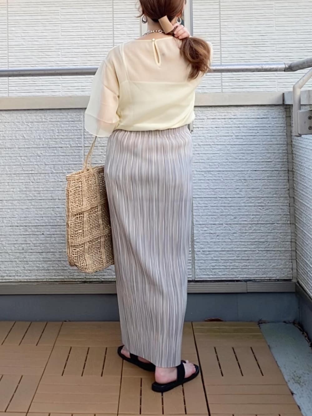 ホワイト系のシャツ/ブラウス、グレー系のスカート、シルバー系のピアス（両耳用）を着用したレディースの夏コーディネートの4枚目の写真