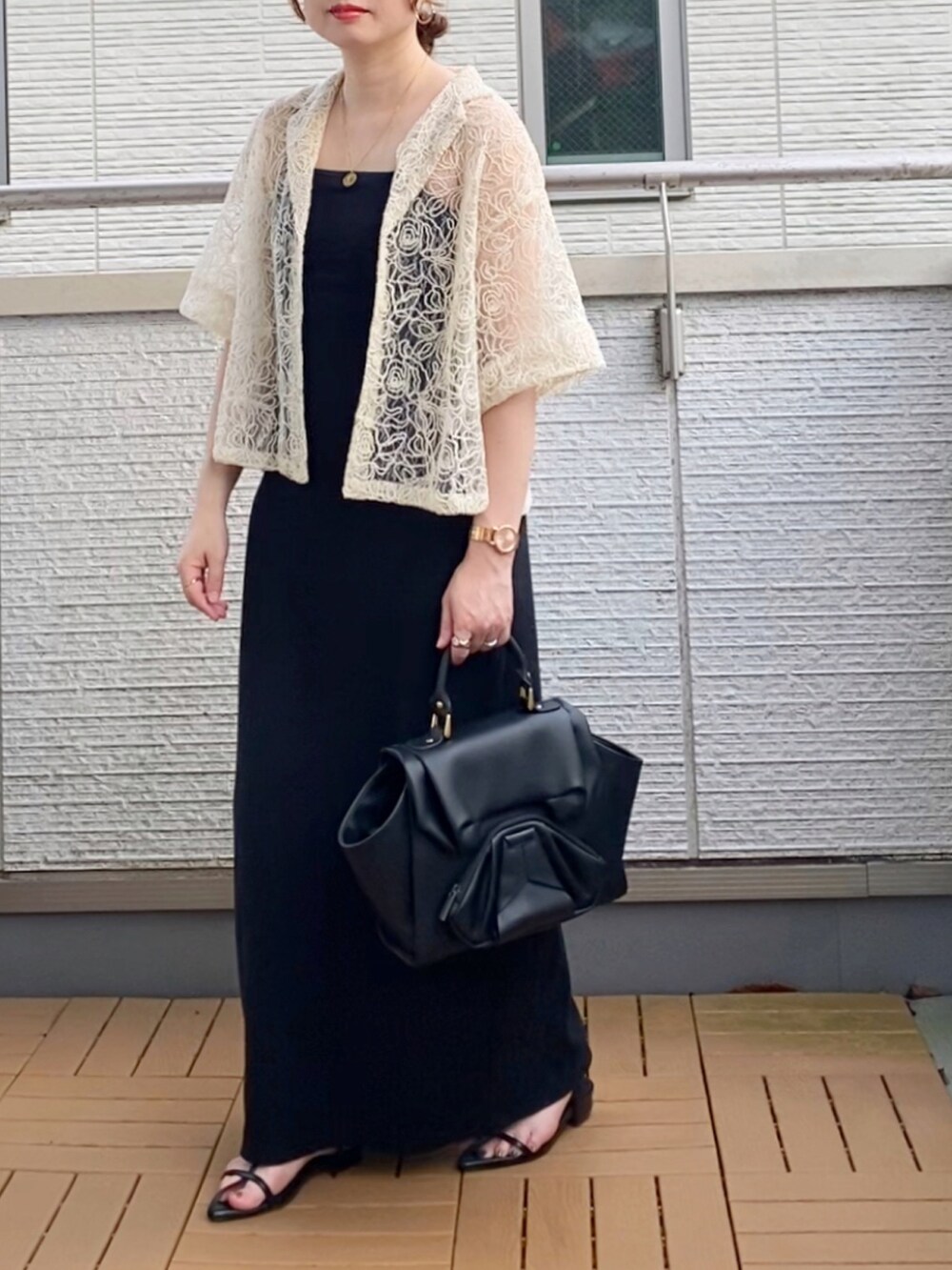 ホワイト系のシャツ/ブラウス、ブラック系のワンピース、ブラック系のハンドバッグを着用したレディースの夏コーディネートの2枚目の写真