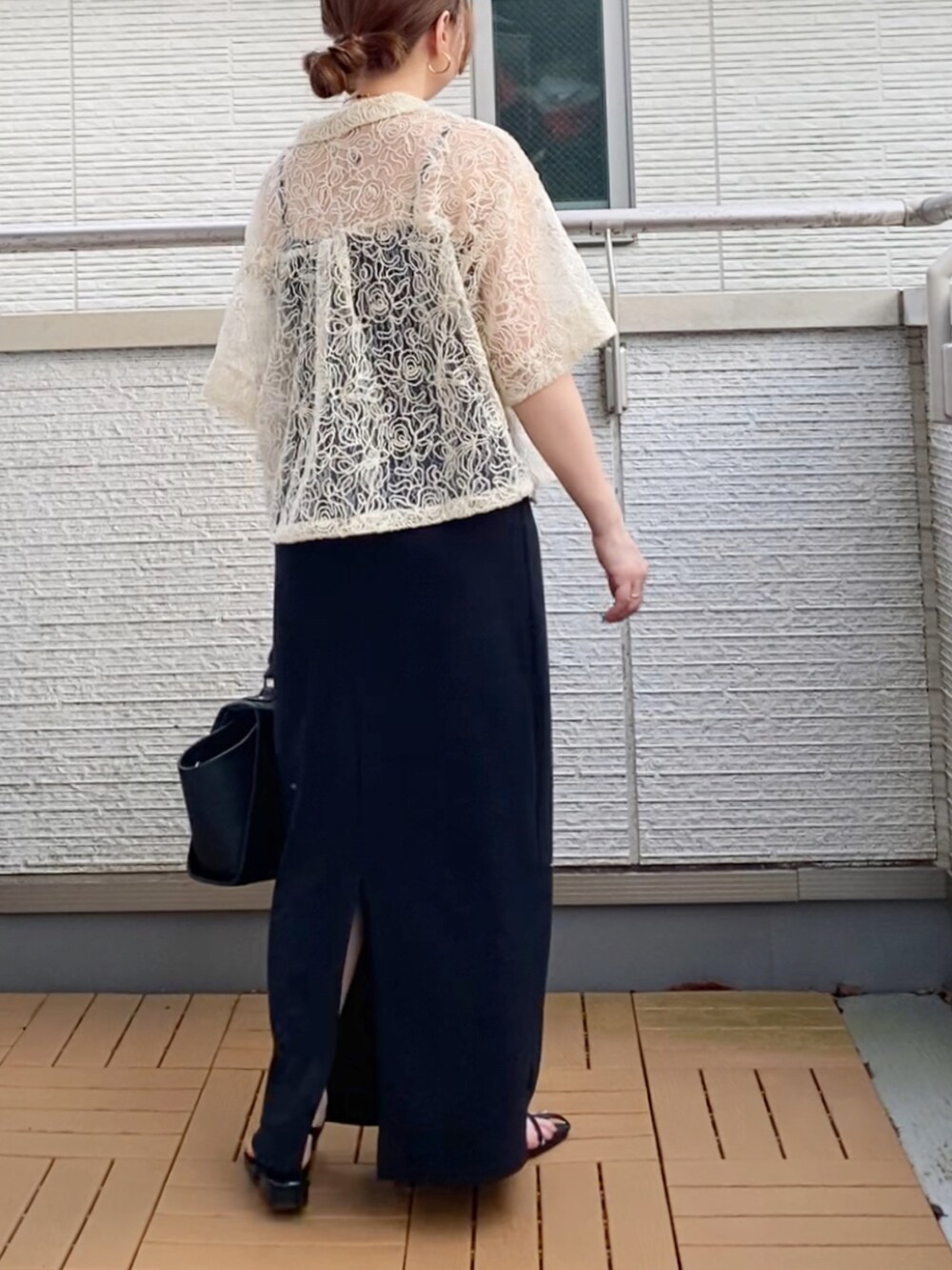 ホワイト系のシャツ/ブラウス、ブラック系のワンピース、ブラック系のハンドバッグを着用したレディースの夏コーディネートの3枚目の写真