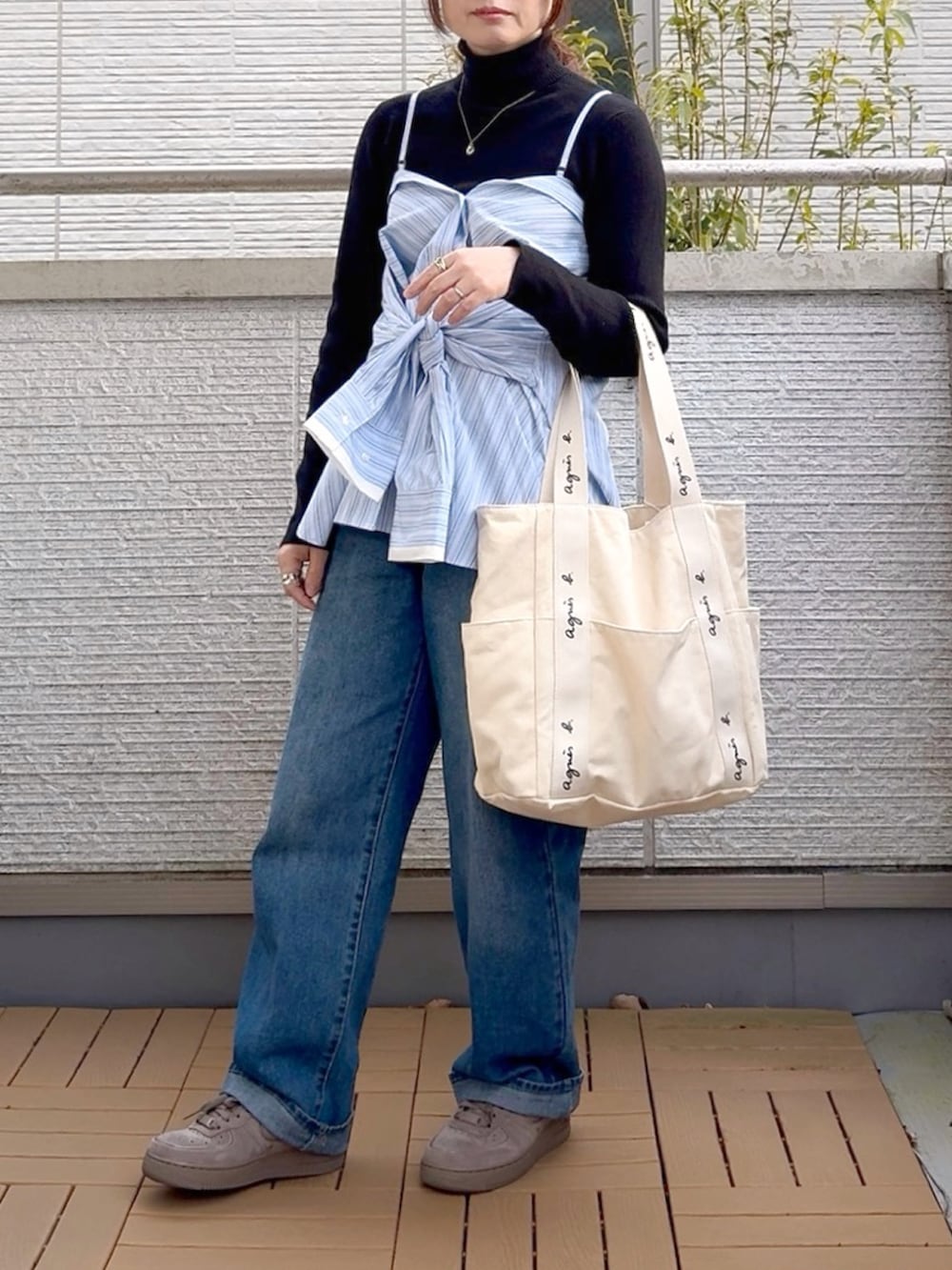 ブルー系のシャツ/ブラウス、ブルー系のデニムパンツ、ブラウン系のスニーカーを着用したレディースの冬コーディネートの2枚目の写真