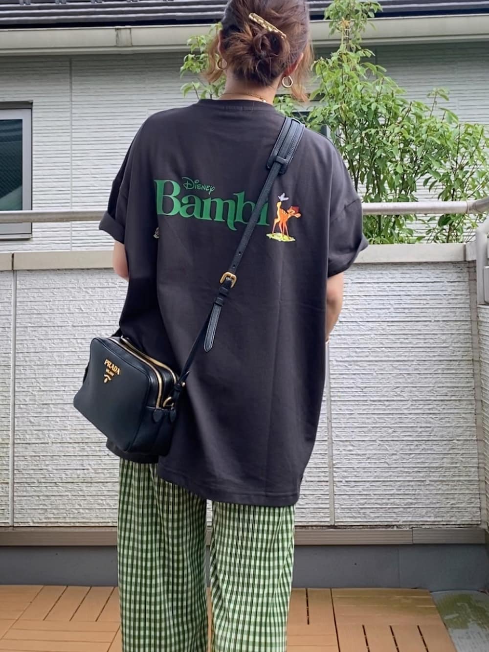 グレー系のTシャツ/カットソー、グリーン系のその他パンツ、ブラック系のサンダルを着用したレディースの夏コーディネートの3枚目の写真