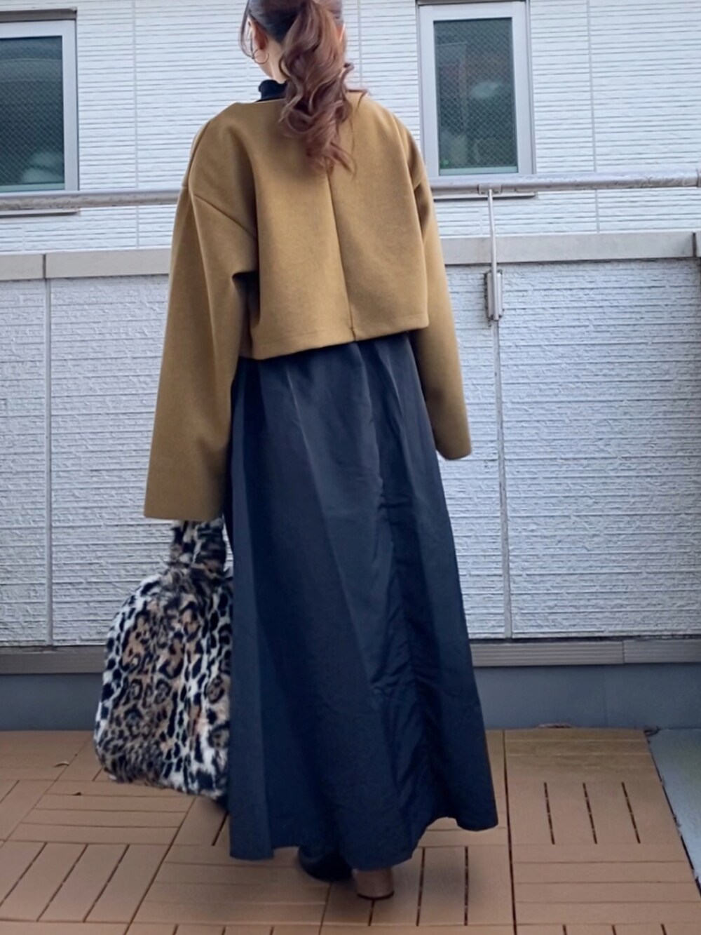 グリーン系のワンピース、その他のハンドバッグを着用したレディースの秋コーディネートの3枚目の写真