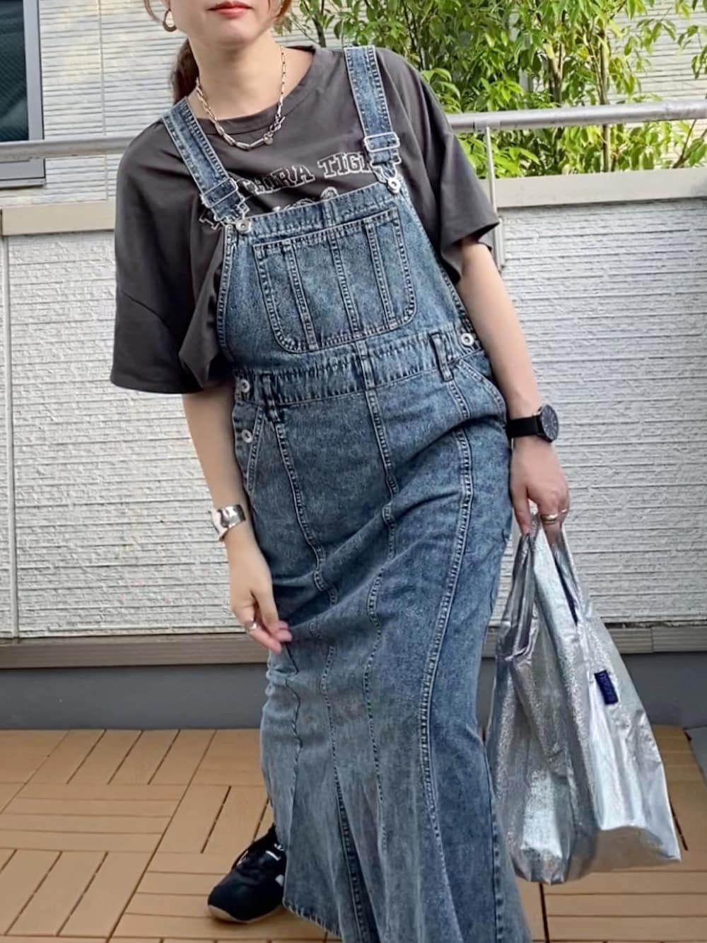 ブルー系のジャンパースカート、グレー系のTシャツ/カットソー、その他のエコバッグ/サブバッグを着用したレディースの夏コーディネートの3枚目の写真