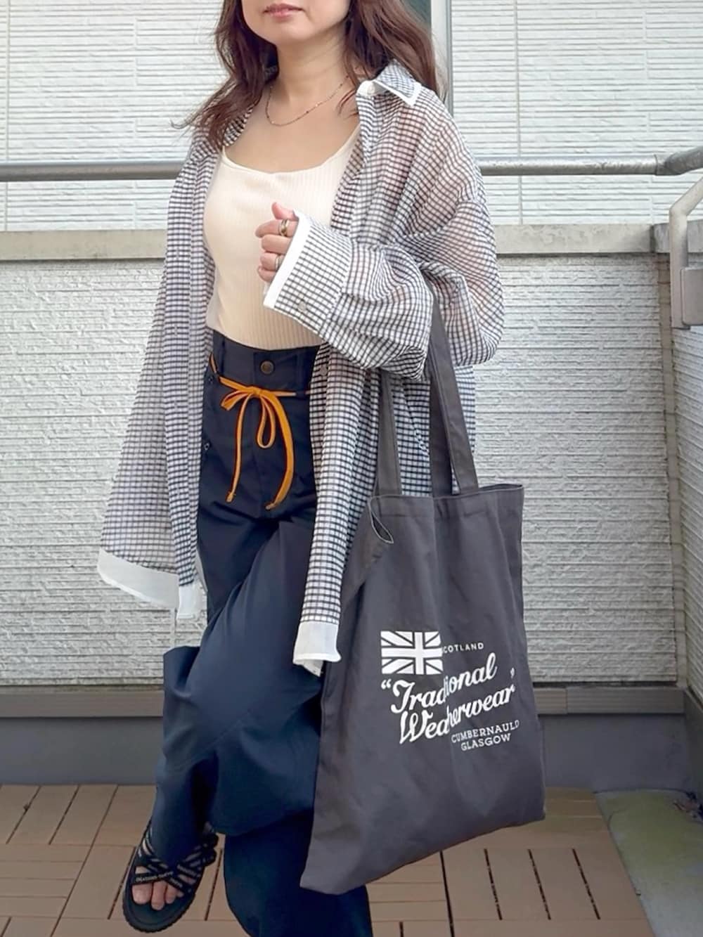 ホワイト系のシャツ/ブラウス、ブルー系のその他パンツを着用したレディースの夏コーディネートの3枚目の写真